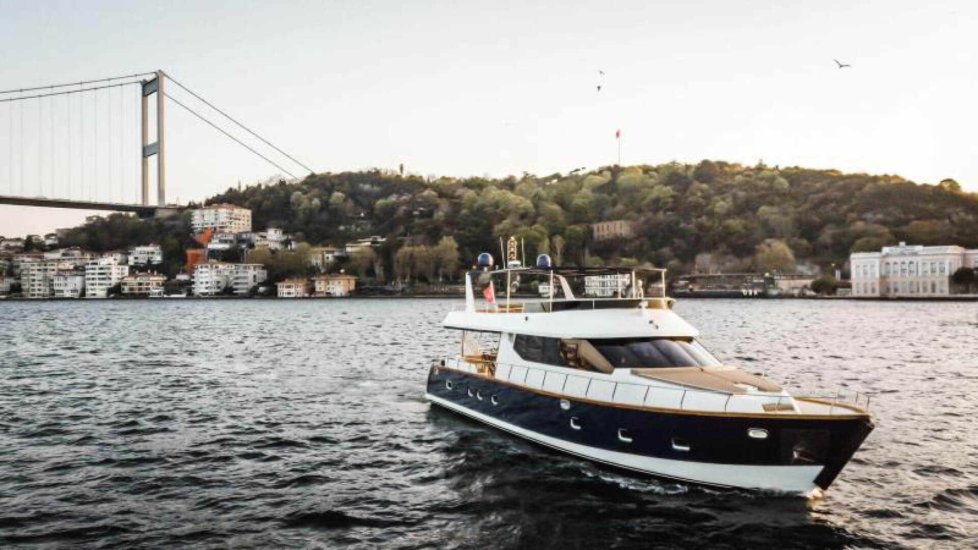Saatlik Boğaz Turu Teknesi Kiralama 36 Kişilik 21 Metre 