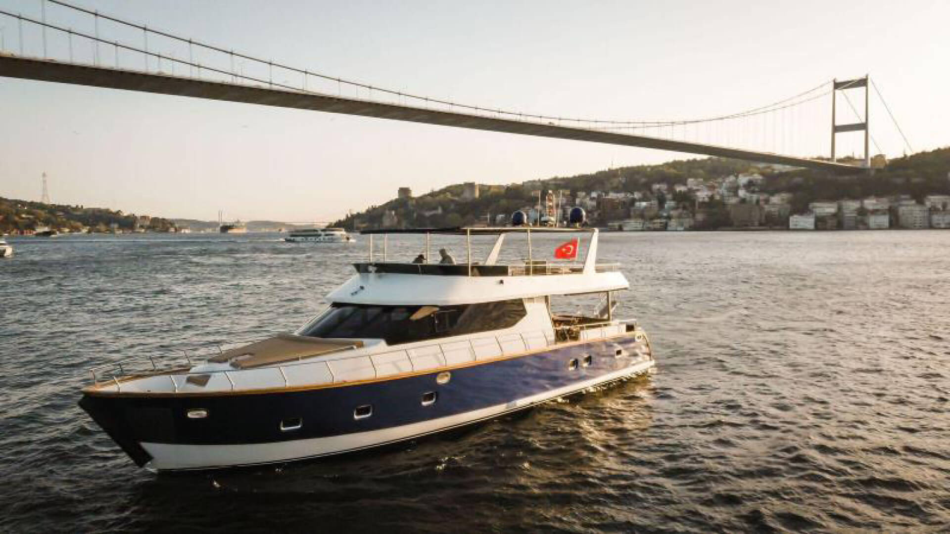 Saatlik Boğaz Turu Teknesi Kiralama 36 Kişilik 21 Metre 