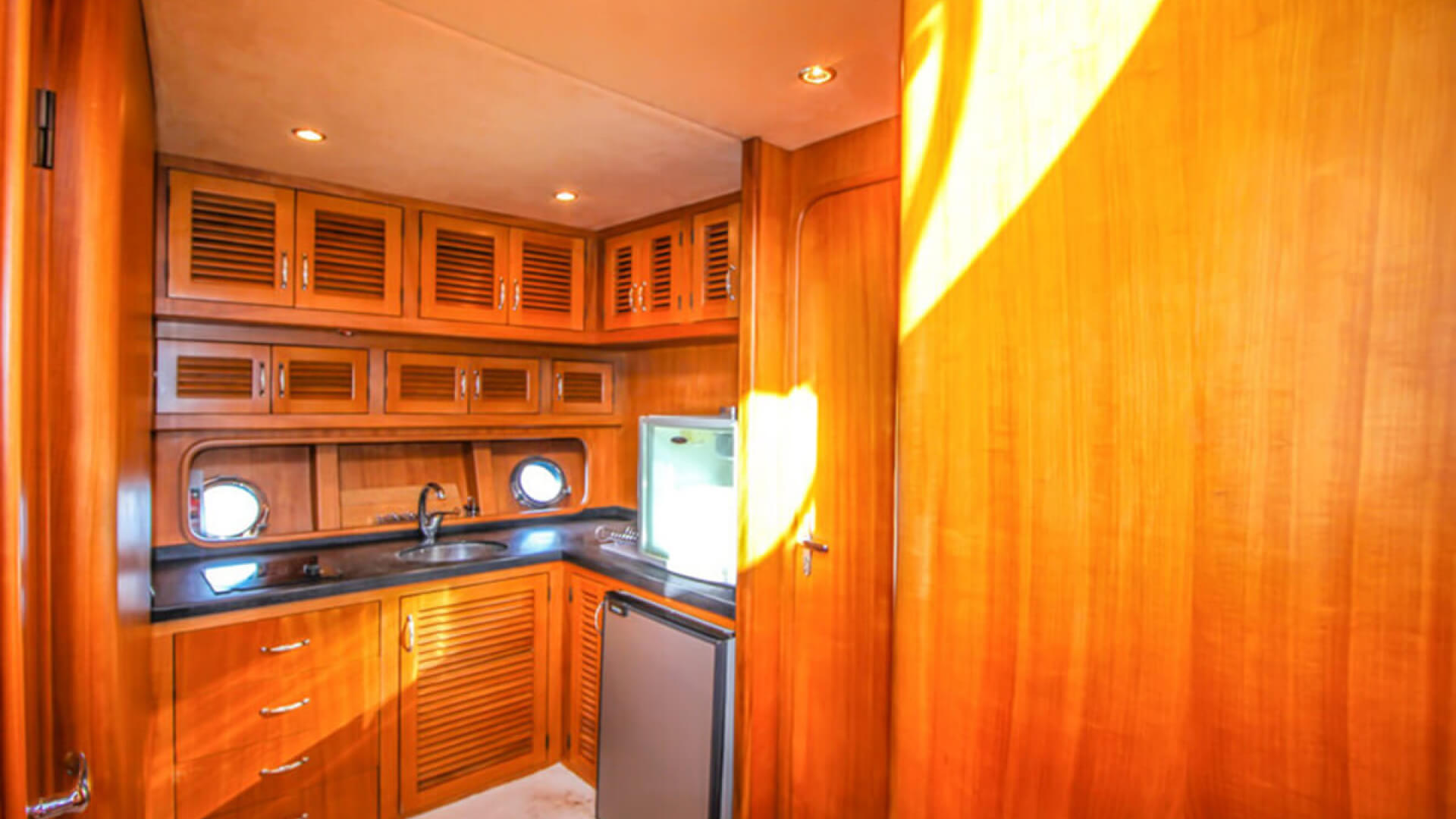 Saatlik Motoryat Kiralama İstanbul Boğaz 10 Kişi 17 Metre