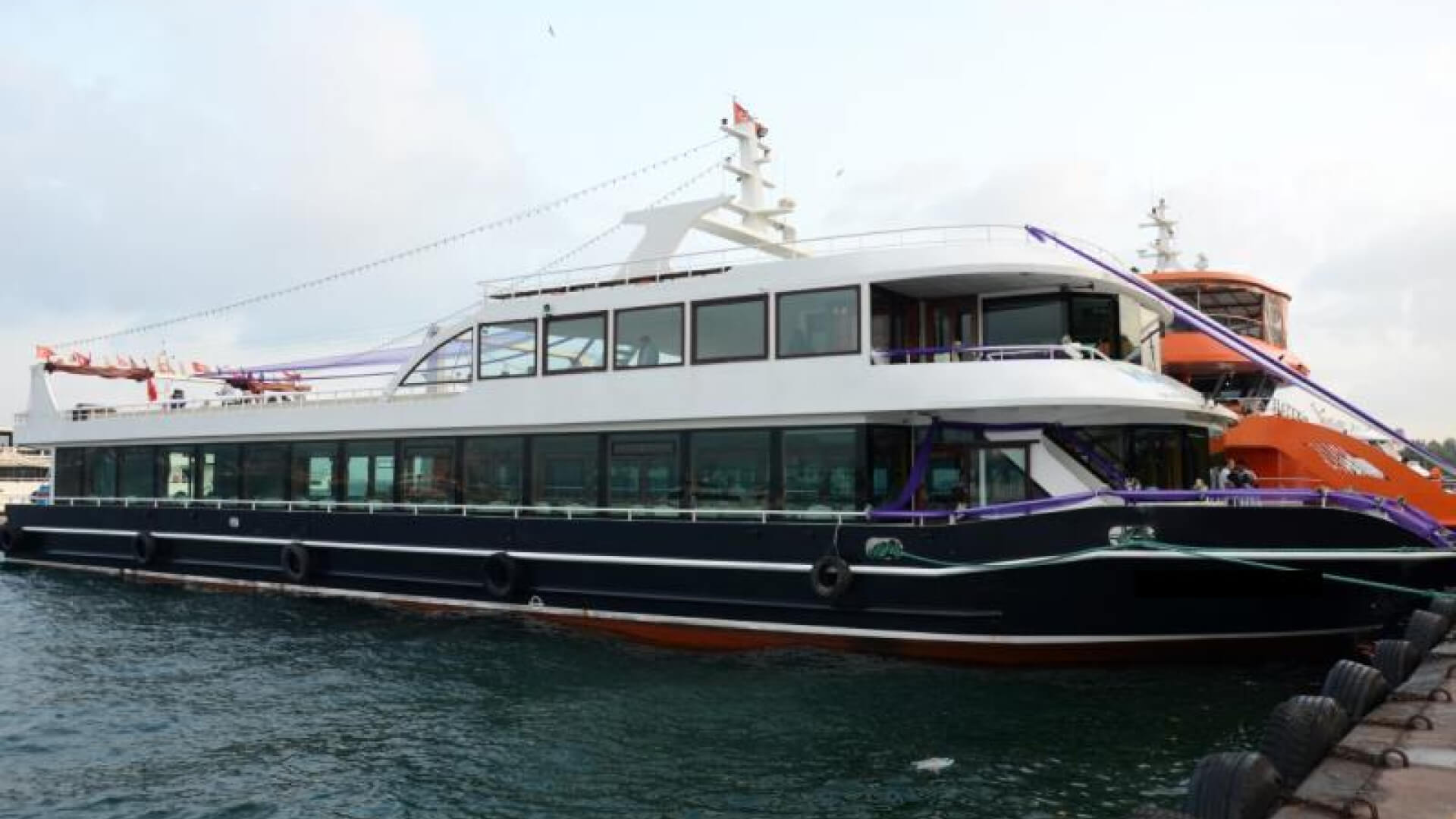Saatlik Davet Teknesi kiralama 500 Kişi 43 Metre 