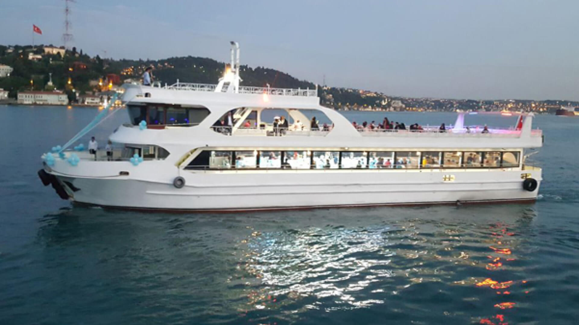Saatlik Davet Teknesi Kiralama 200 Kişilik 39 Metre