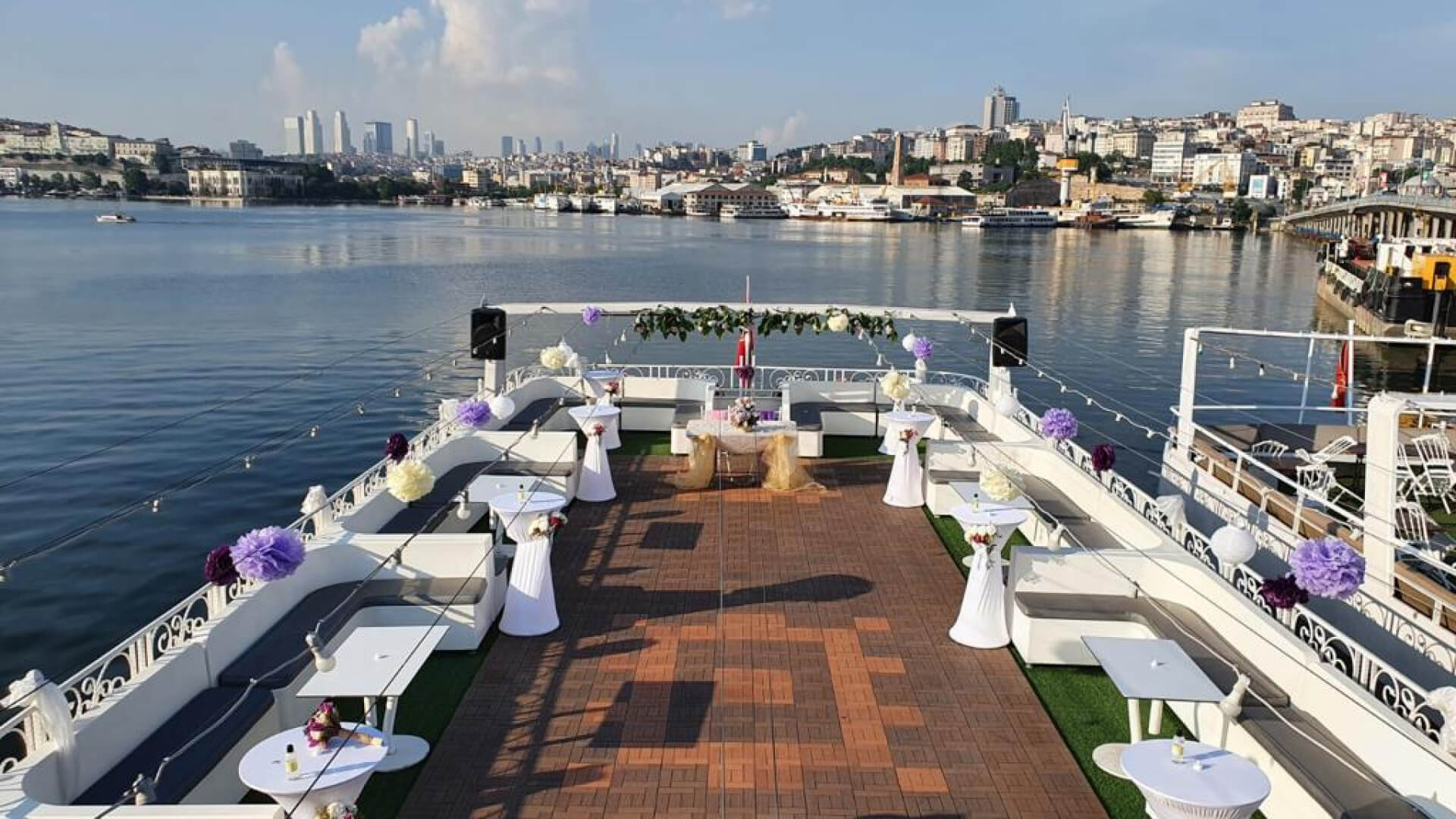 Saatlik Davet Teknesi Kiralama 200 Kişilik 39 Metre
