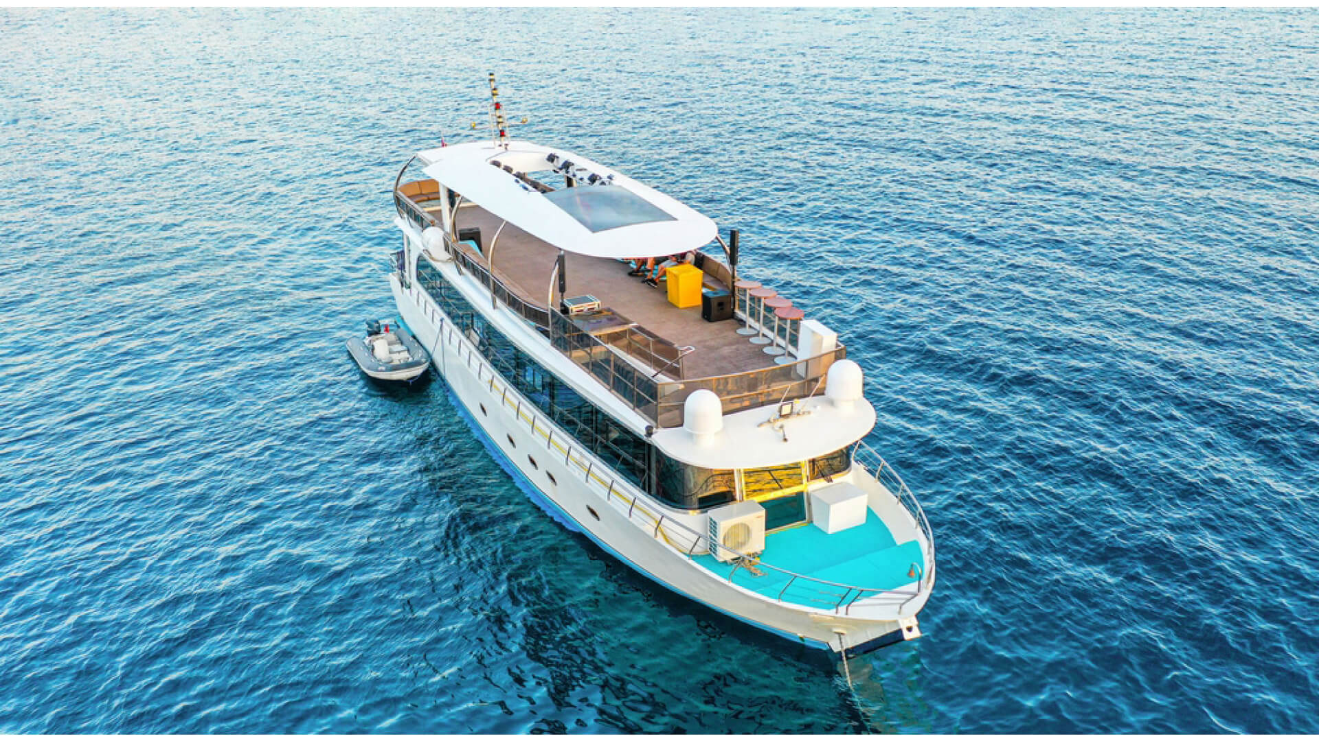 Saatlik Davet Teknesi Kiralama 75 Kişilik 24 Metre
