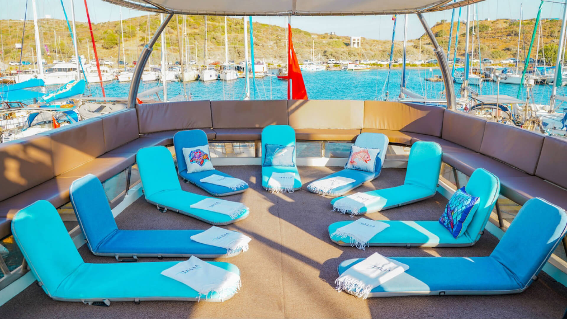 Saatlik Davet Teknesi Kiralama 75 Kişilik 24 Metre