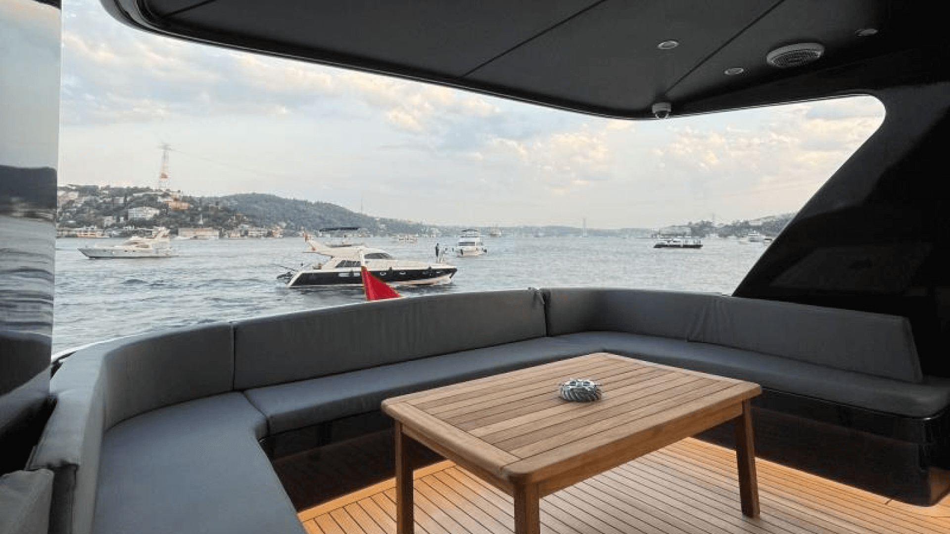 Saatlik Motoryat Kiralama 12 Kişilik 20 Metre