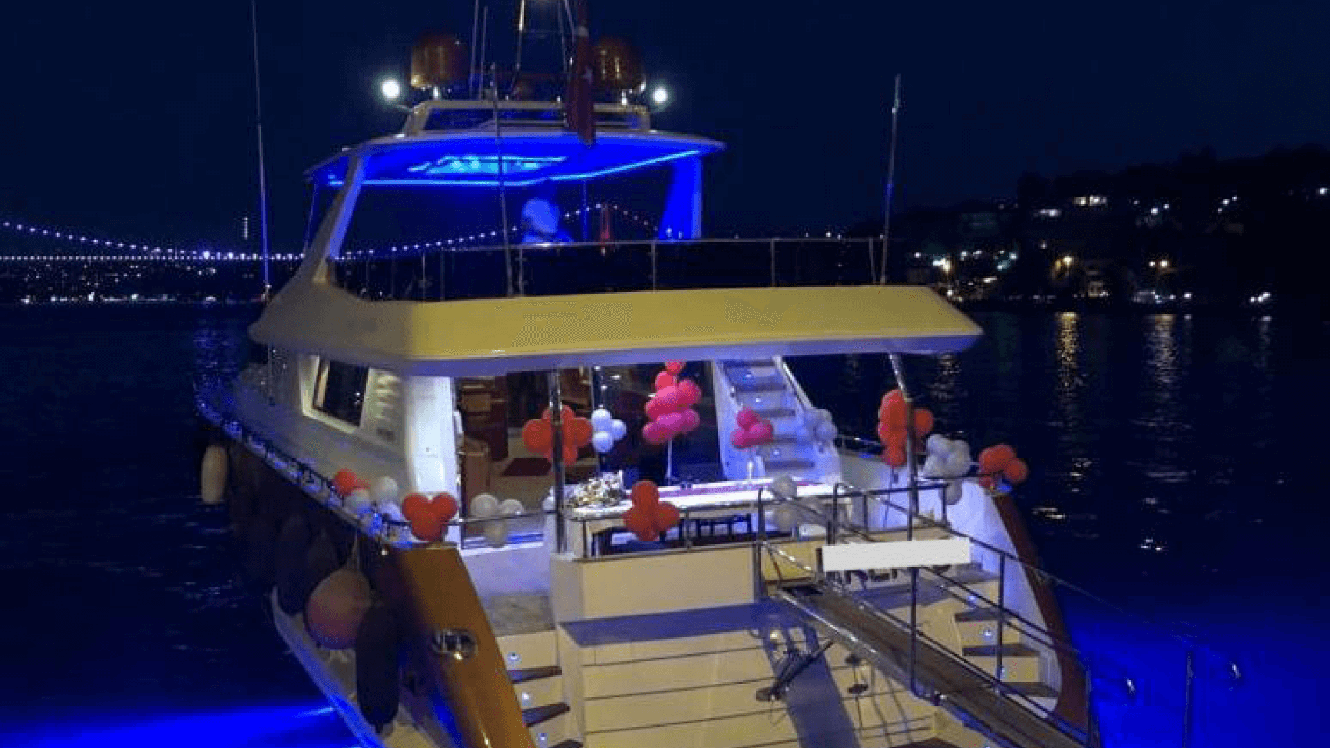 Saatlik Motoryat Kiralama 36 Kişilik 30 Metre 