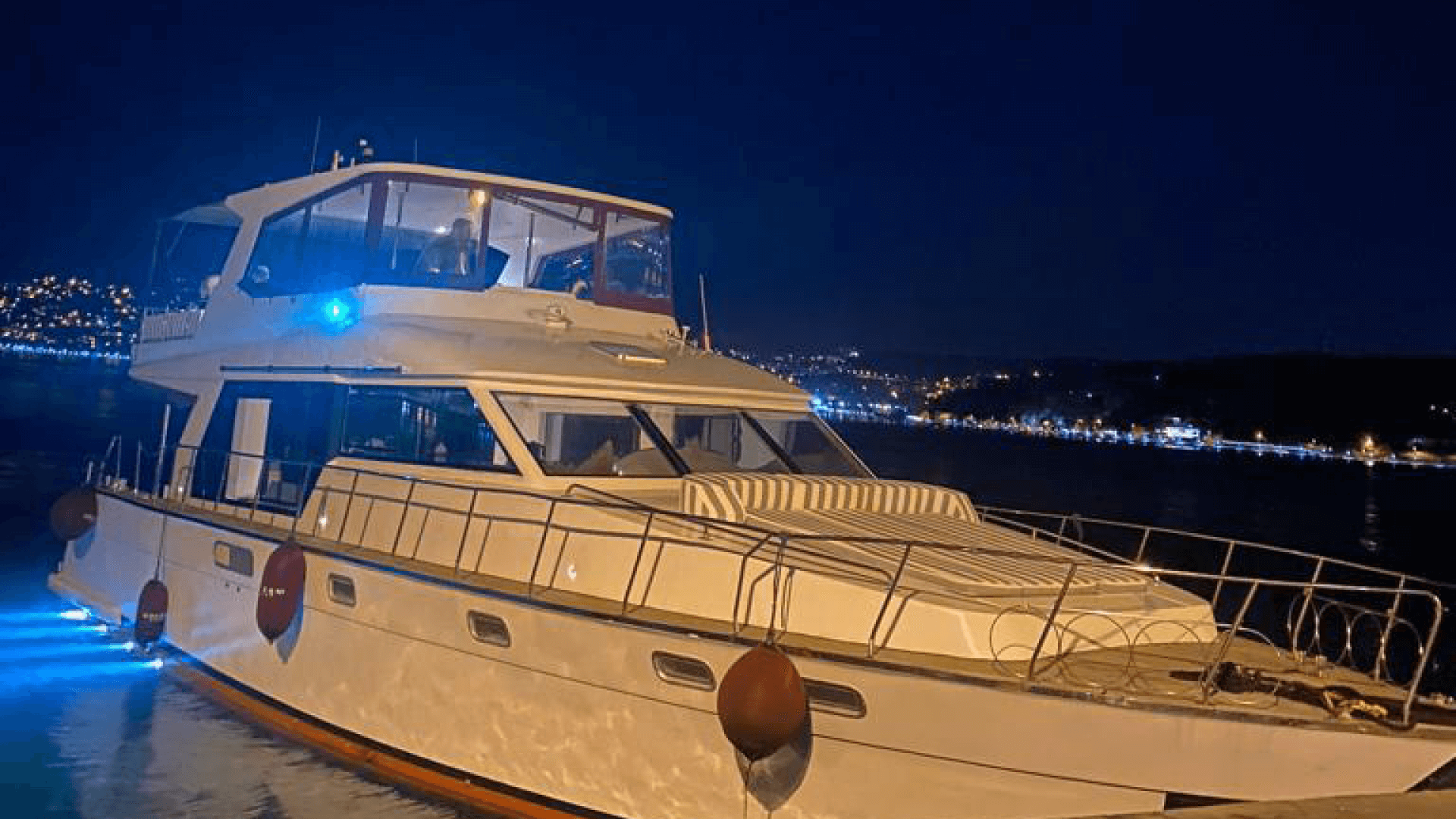 İstanbul Boğaz Turu Motoryat Kiralama 12 Kişilik 16 Metre