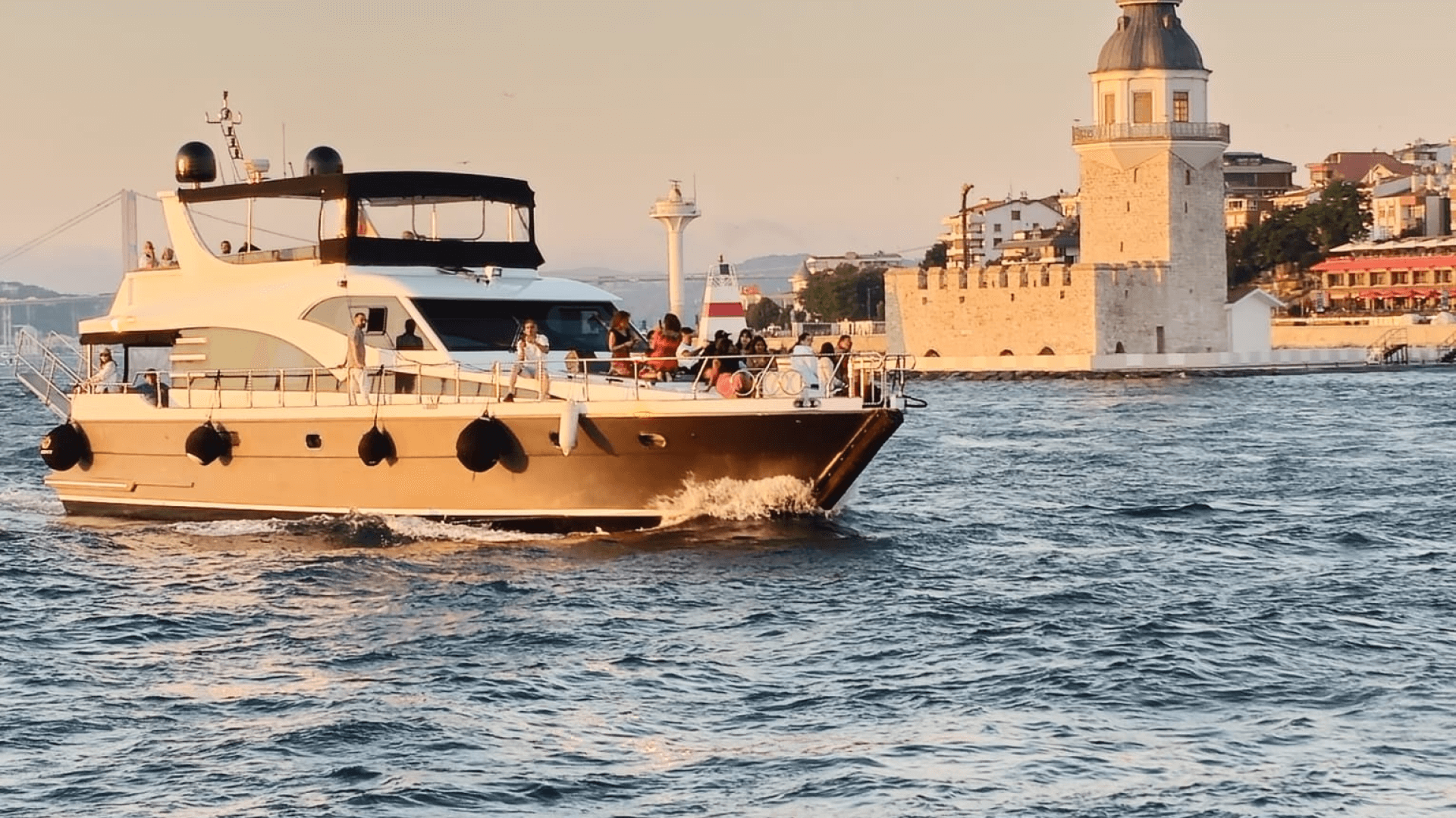 İstanbul Boğaz Turu Motoryat Kiralama 30 Kişilik 21 Metre
