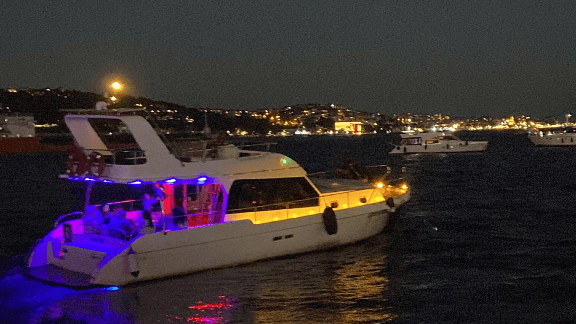 İstanbul Boğaz Turu Motoryat Kiralama 12 Kişilik 14 Metre