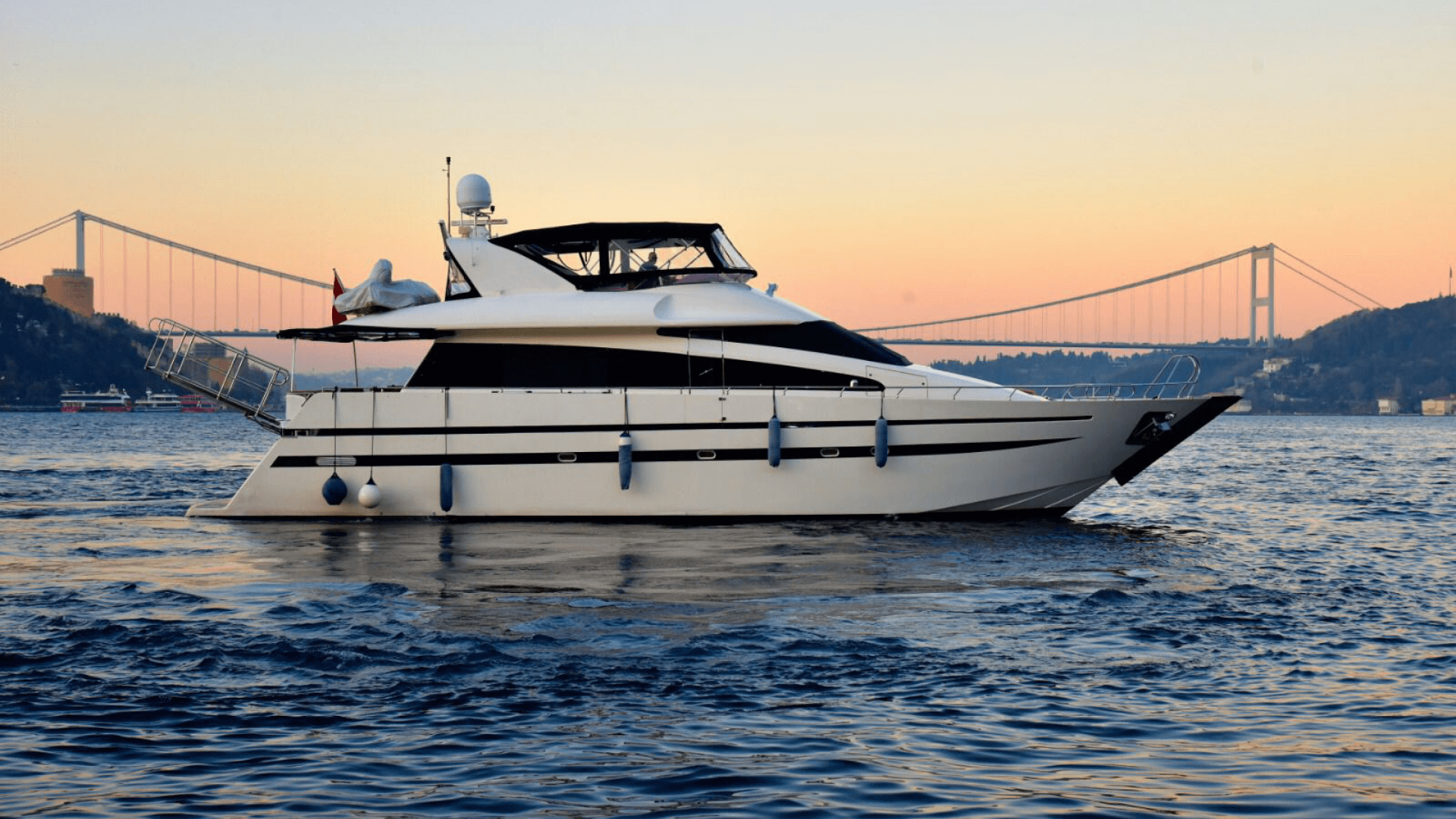 Saatlik İstanbul Boğaz Turu Motoryat Kiralama 20 Kişilik 21 Metre