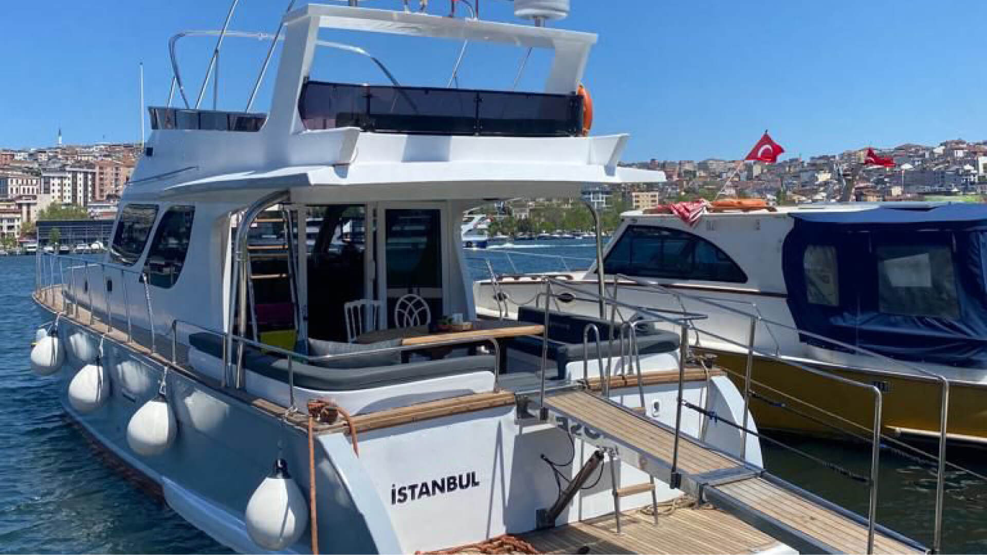 İstanbul Özel Yapım Kiralık Motoryat 3 Kabin 18 Metre