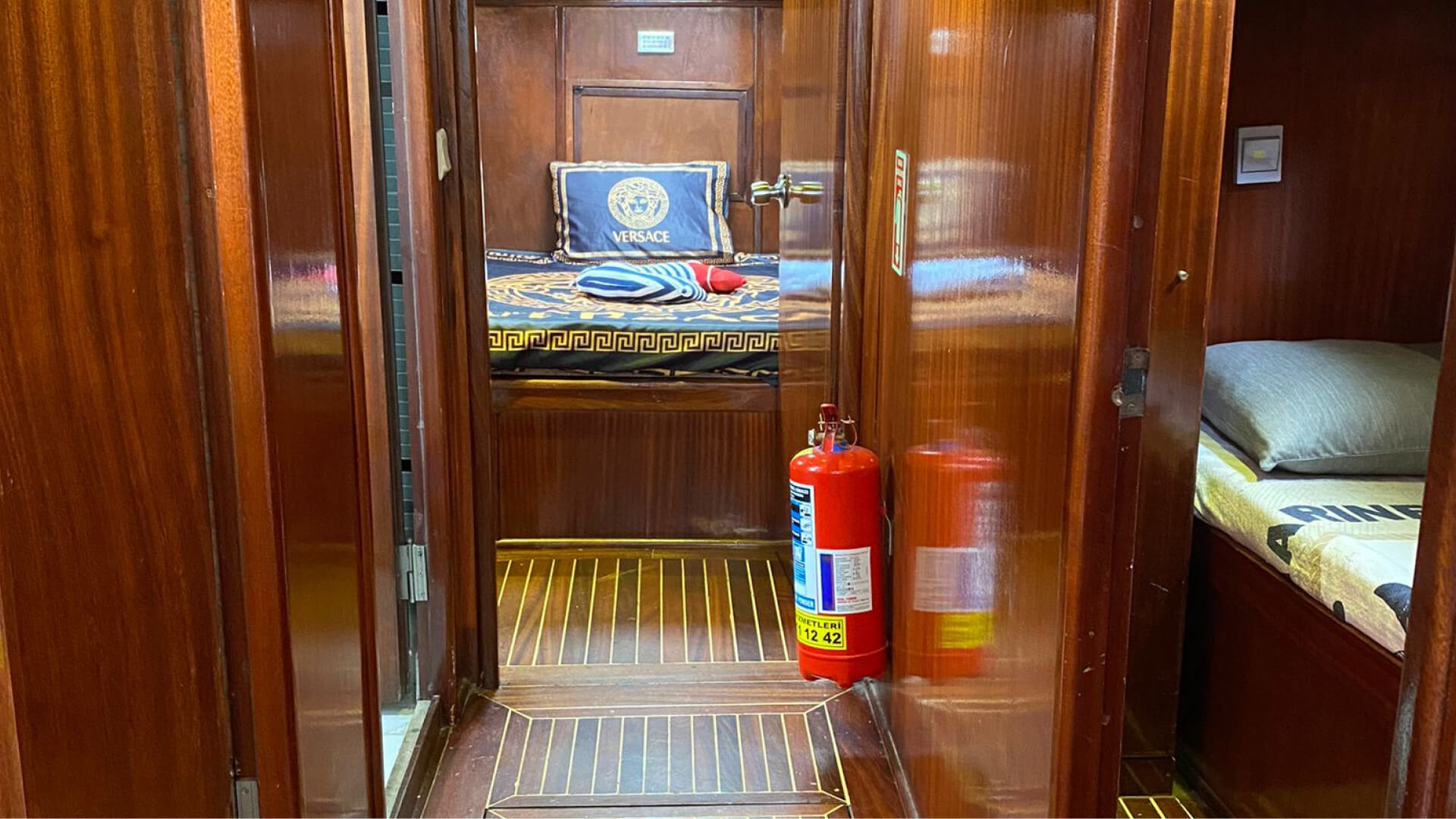İstanbul Özel Yapım Kiralık Motoryat 3 Kabin 18 Metre
