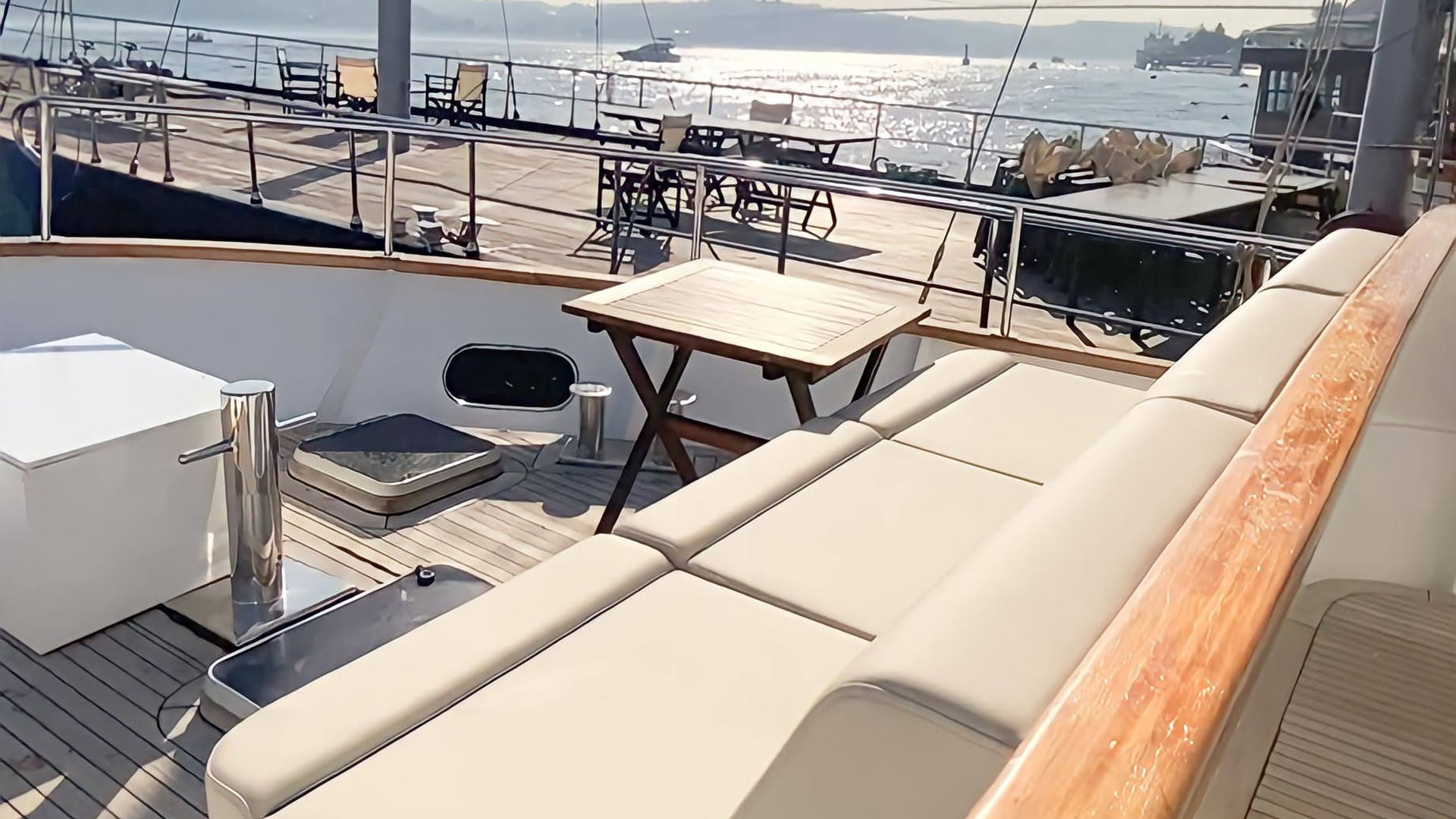 İstanbul Lux Kiralık Trawler Boğaz Turu Gezi Teknesi 3 Kabin 20 Metre