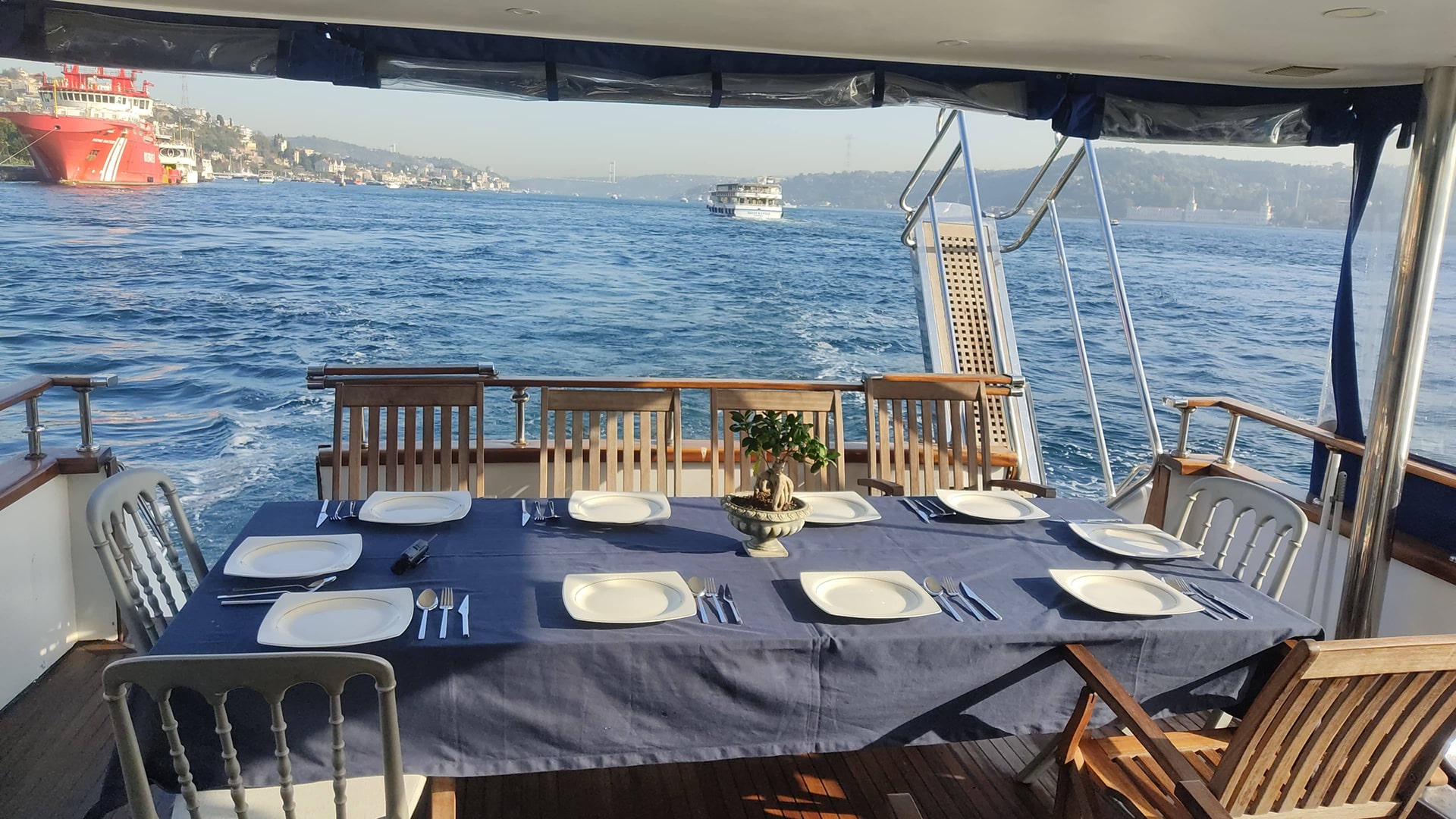 İstanbul Lux Kiralık Trawler Boğaz Turu Gezi Teknesi 3 Kabin 20 Metre