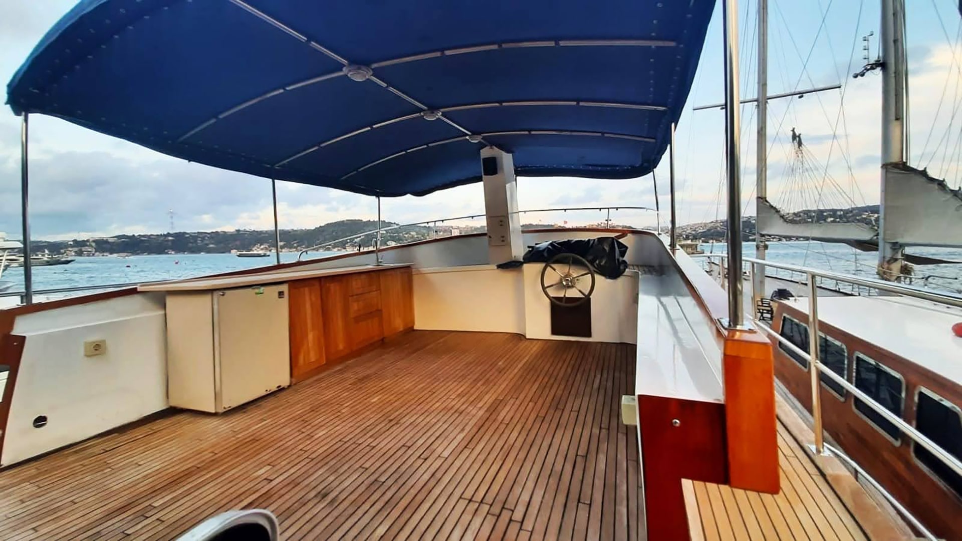 İstanbul Lux Kiralık Trawler Boğaz Turu Gezi Teknesi 3 Kabin 20 Metre