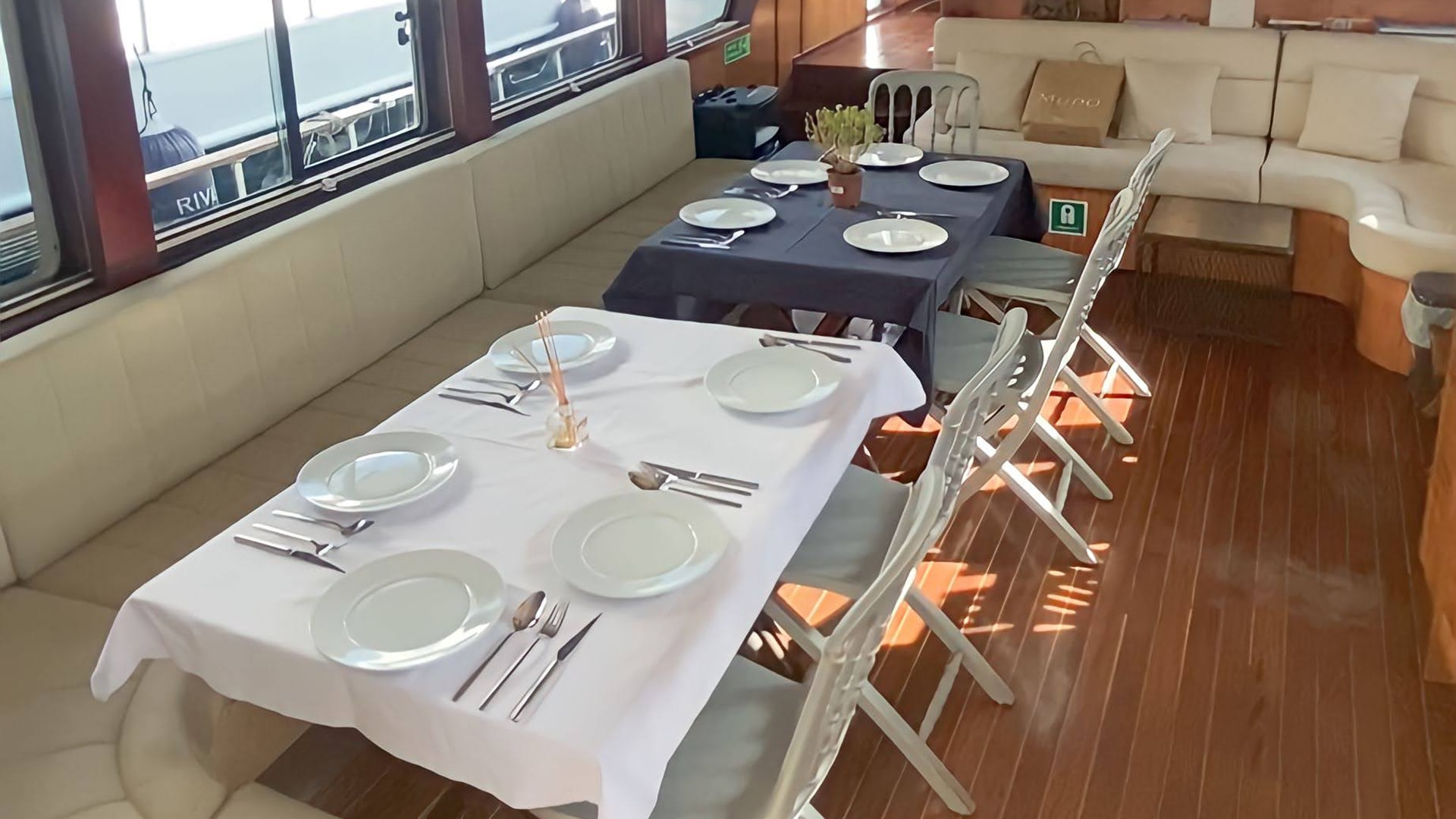 İstanbul Lux Kiralık Trawler Boğaz Turu Gezi Teknesi 3 Kabin 20 Metre