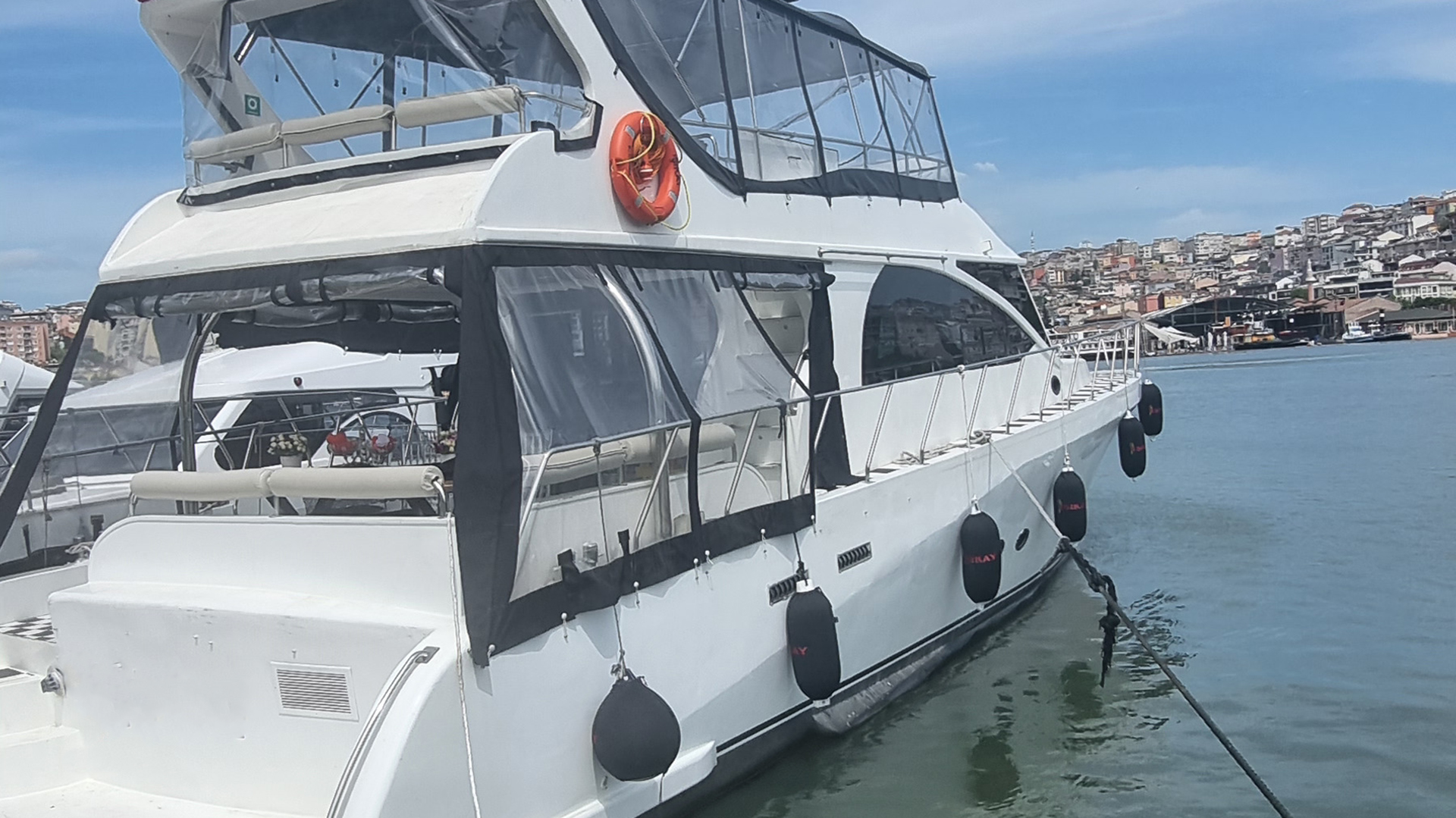 İstanbul Kiralık Lüks Motoryat 2023 Model 3 Kabin 18 Metre