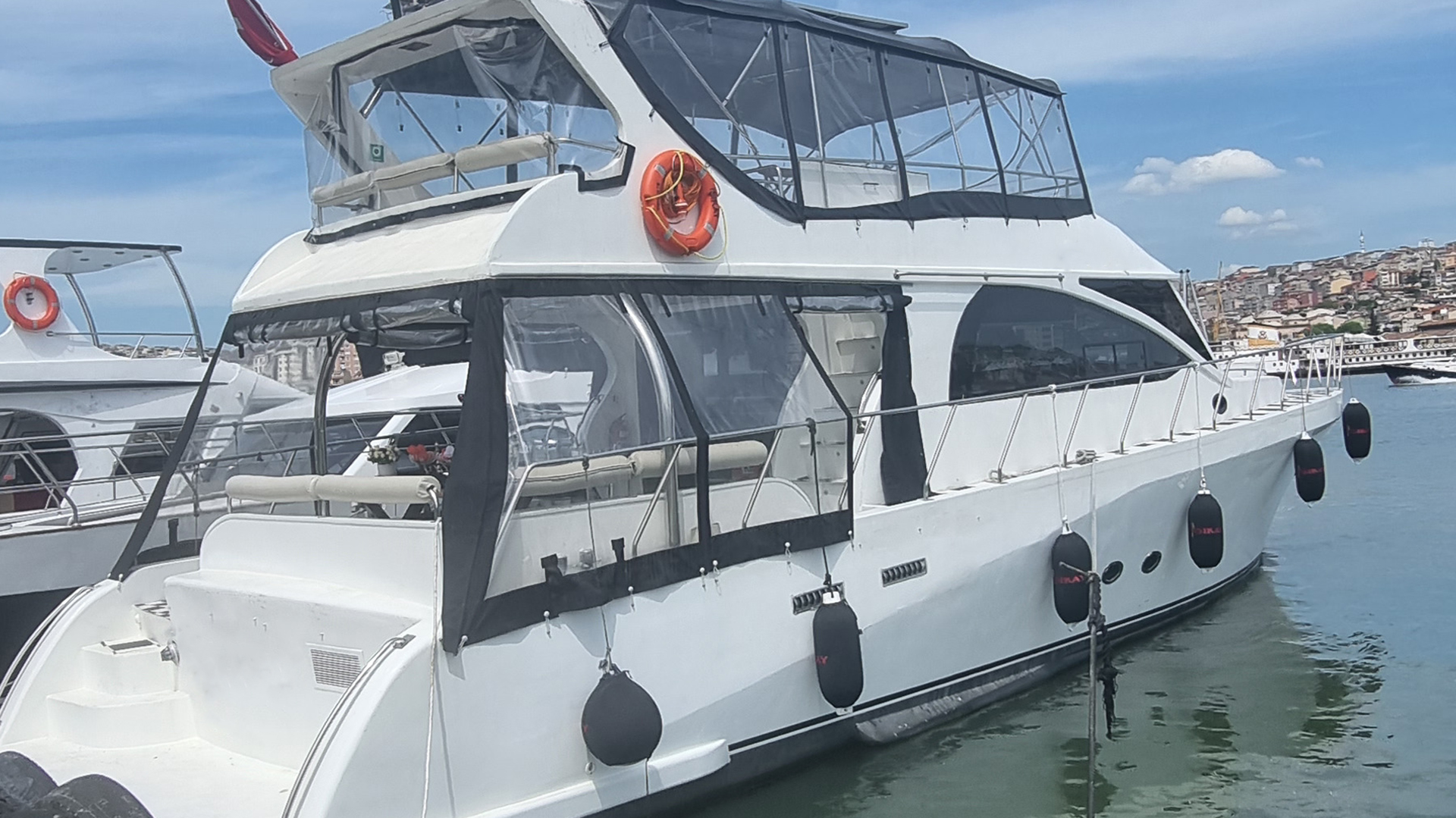 İstanbul Kiralık Lüks Motoryat 2023 Model 3 Kabin 18 Metre