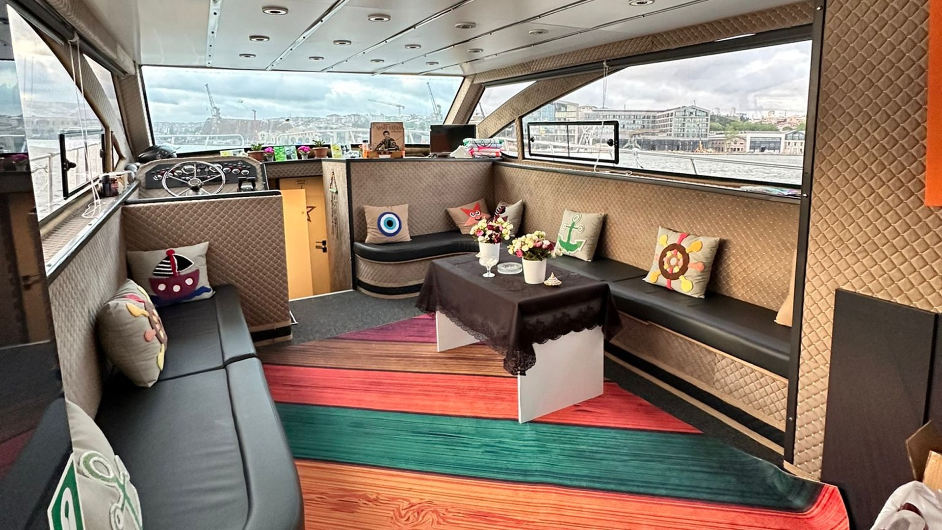 İstanbul Kiralık Lüks Motoryat 2023 Model 3 Kabin 18 Metre