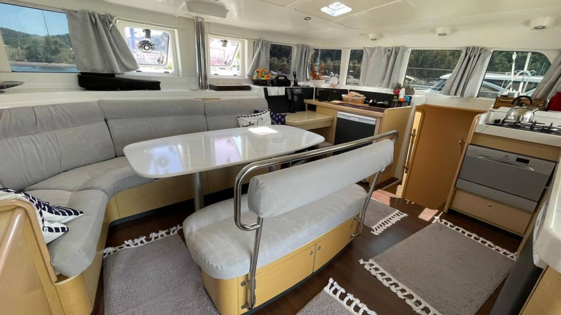 Kiralık Delux Lagoon 440