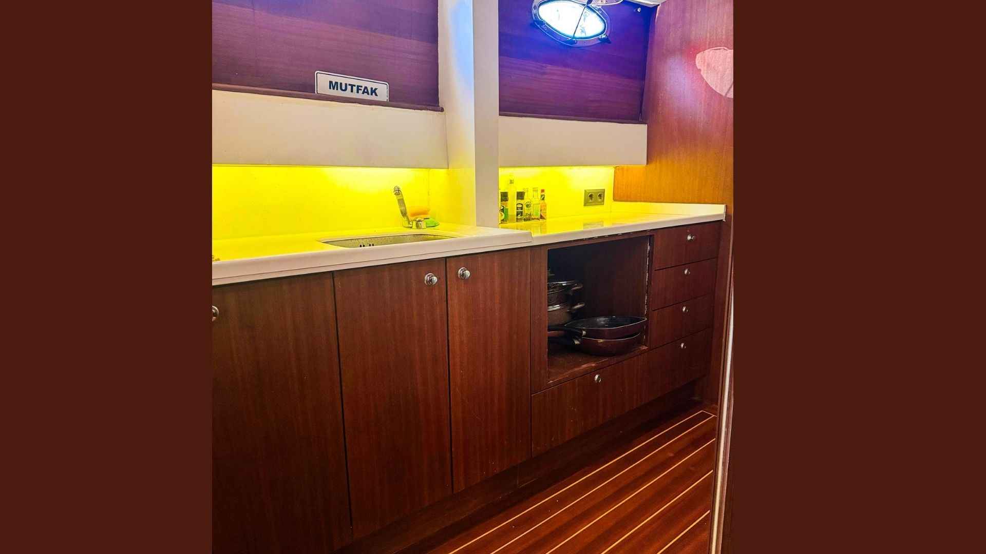 Ahşabın Zarafeti ve Denizin Huzurunu Bir Araya Getiren Özel Bir Deneyim