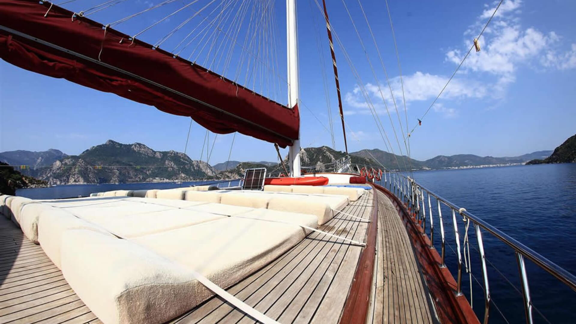 Mavi Yolculuk Konaklamalı Lux Gulet 11 Kabin 39 Metre
