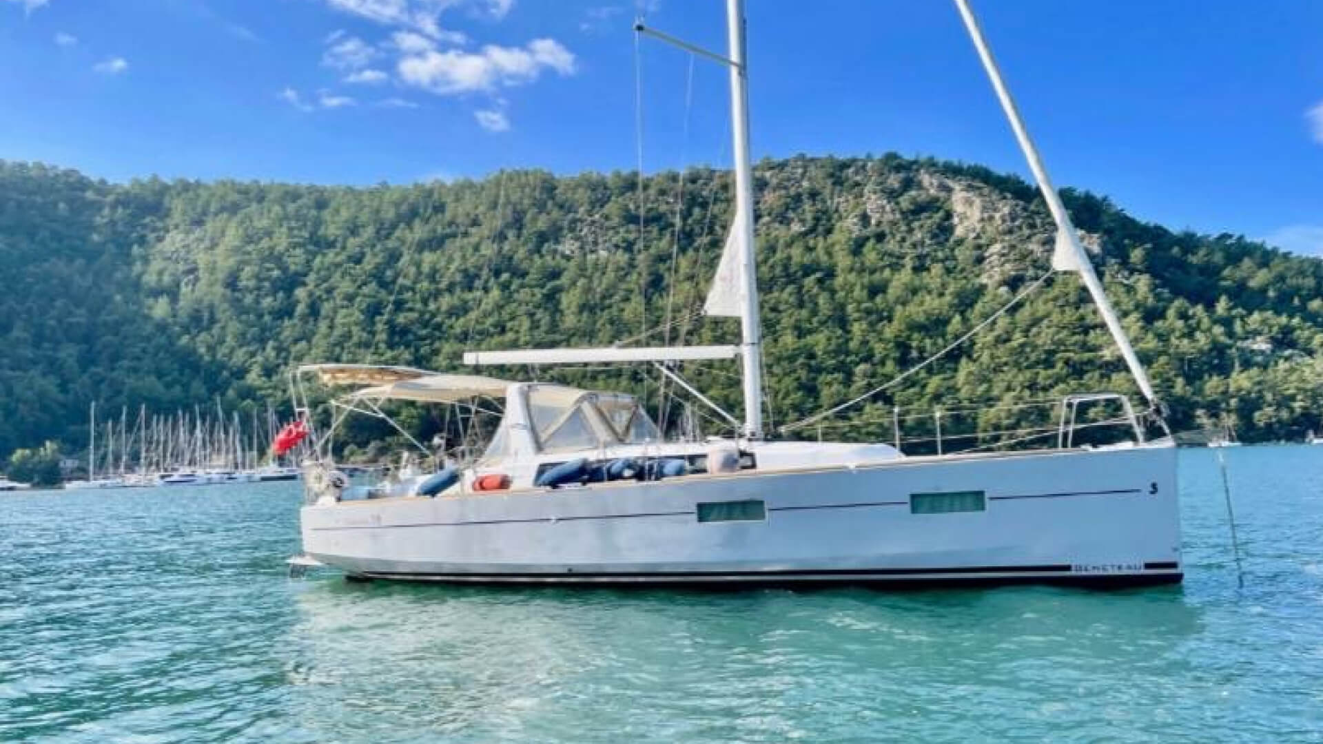 Kiralık Beneteau Oceanis 38 İle Şimdi Mutluluğa Yelken Açın!