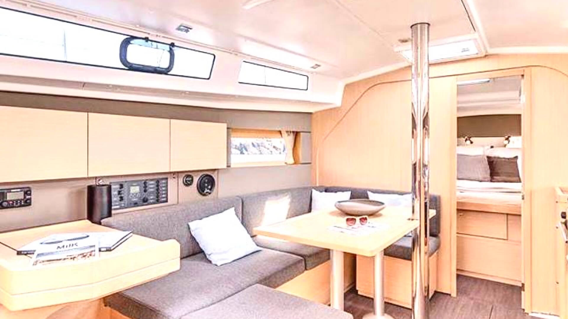 Kiralık Beneteau Oceanis 38 İle Şimdi Mutluluğa Yelken Açın!