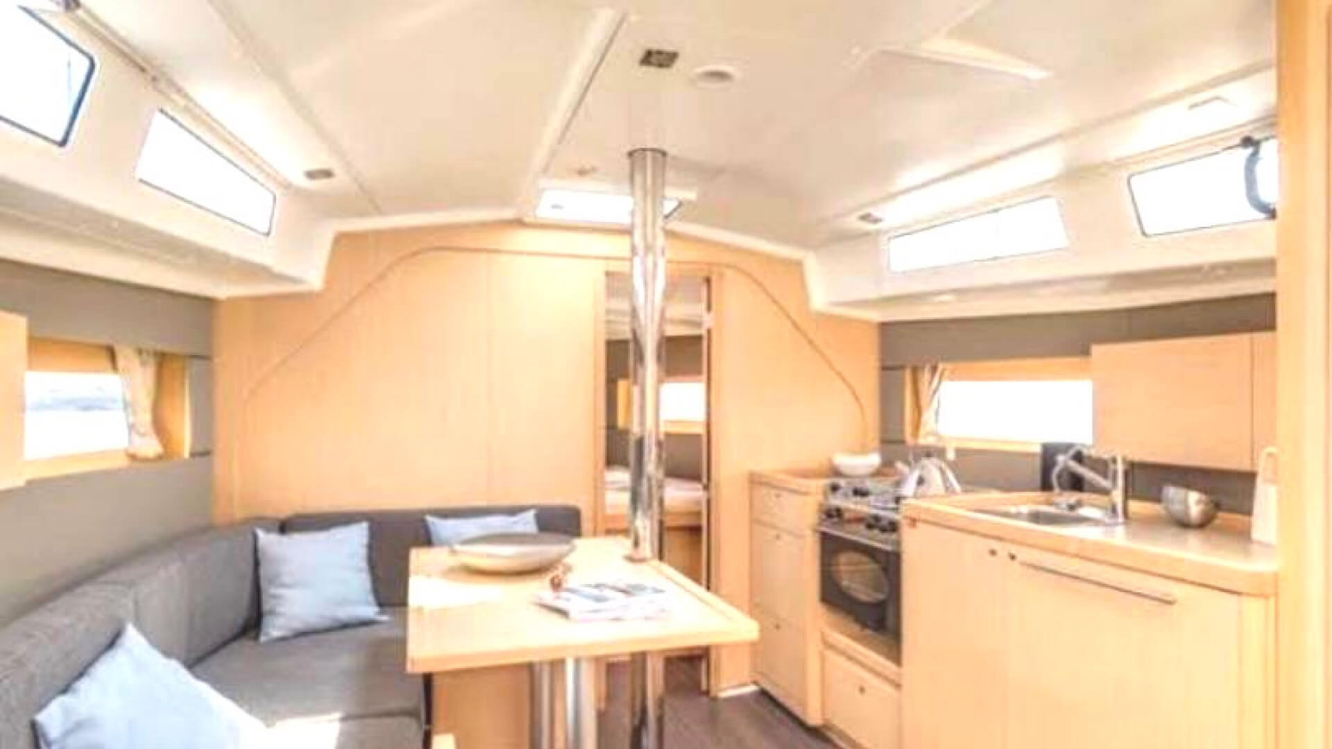 Kiralık Beneteau Oceanis 38 İle Şimdi Mutluluğa Yelken Açın!