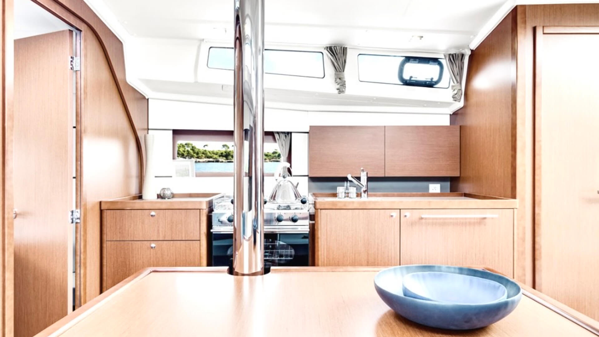 Kiralık Beneteau Oceanis 38 İle Şimdi Mutluluğa Yelken Açın!