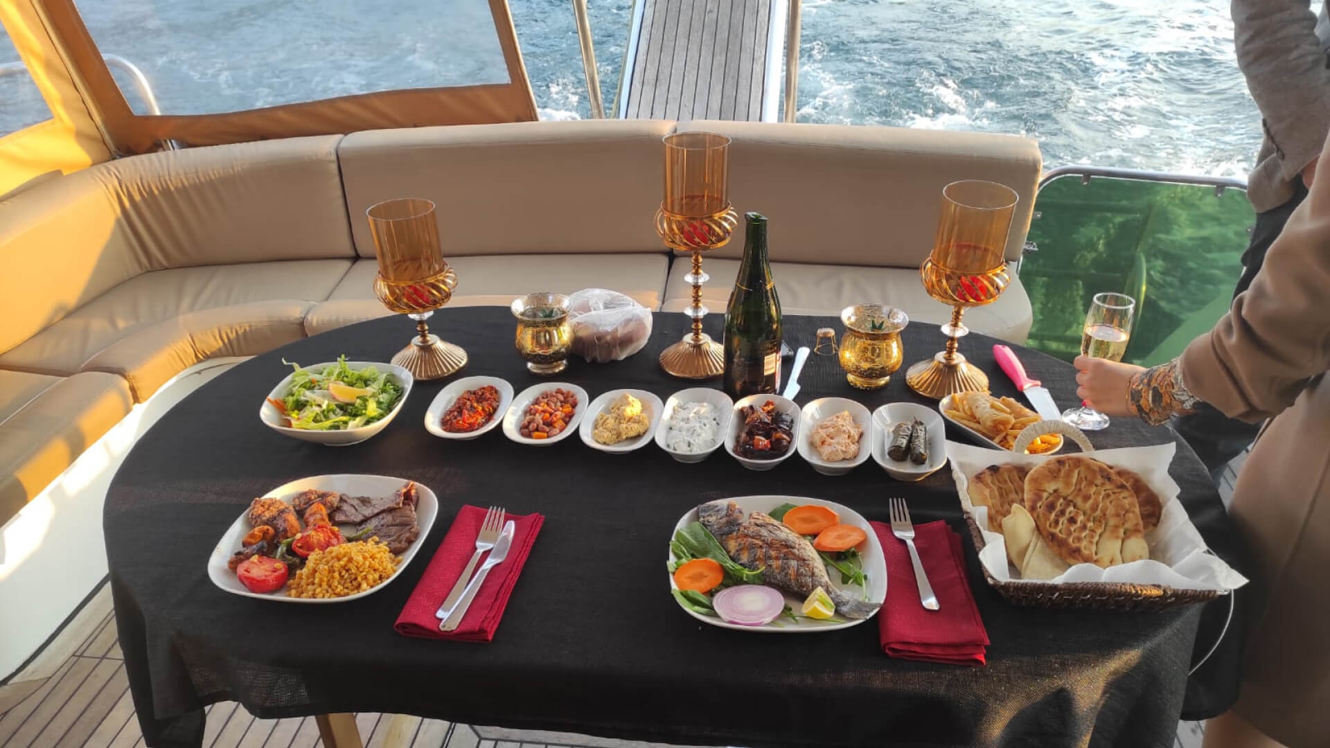 Ortaköy Lux Motoryat Kiralama Özel Yapım Gezi Teknesi