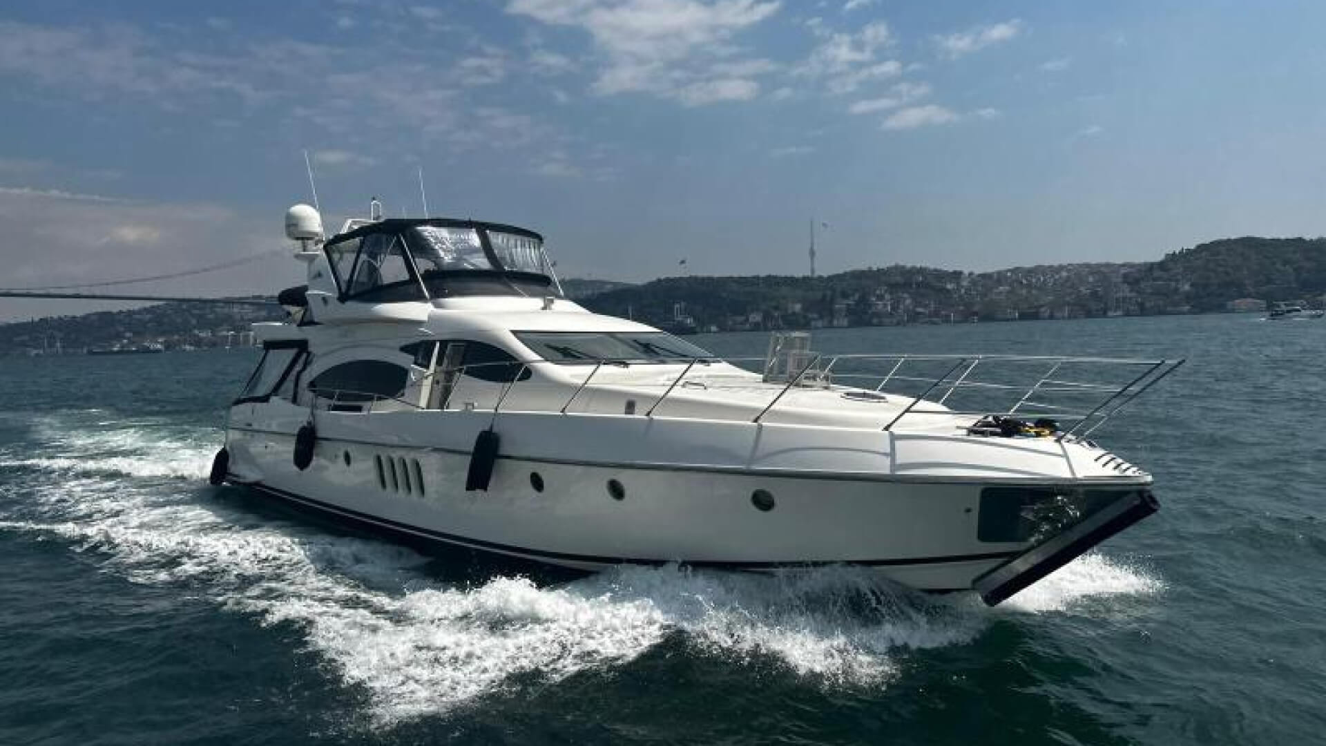 Motoryat Saatlik Kiralama 12 Kişi 20 Metre
