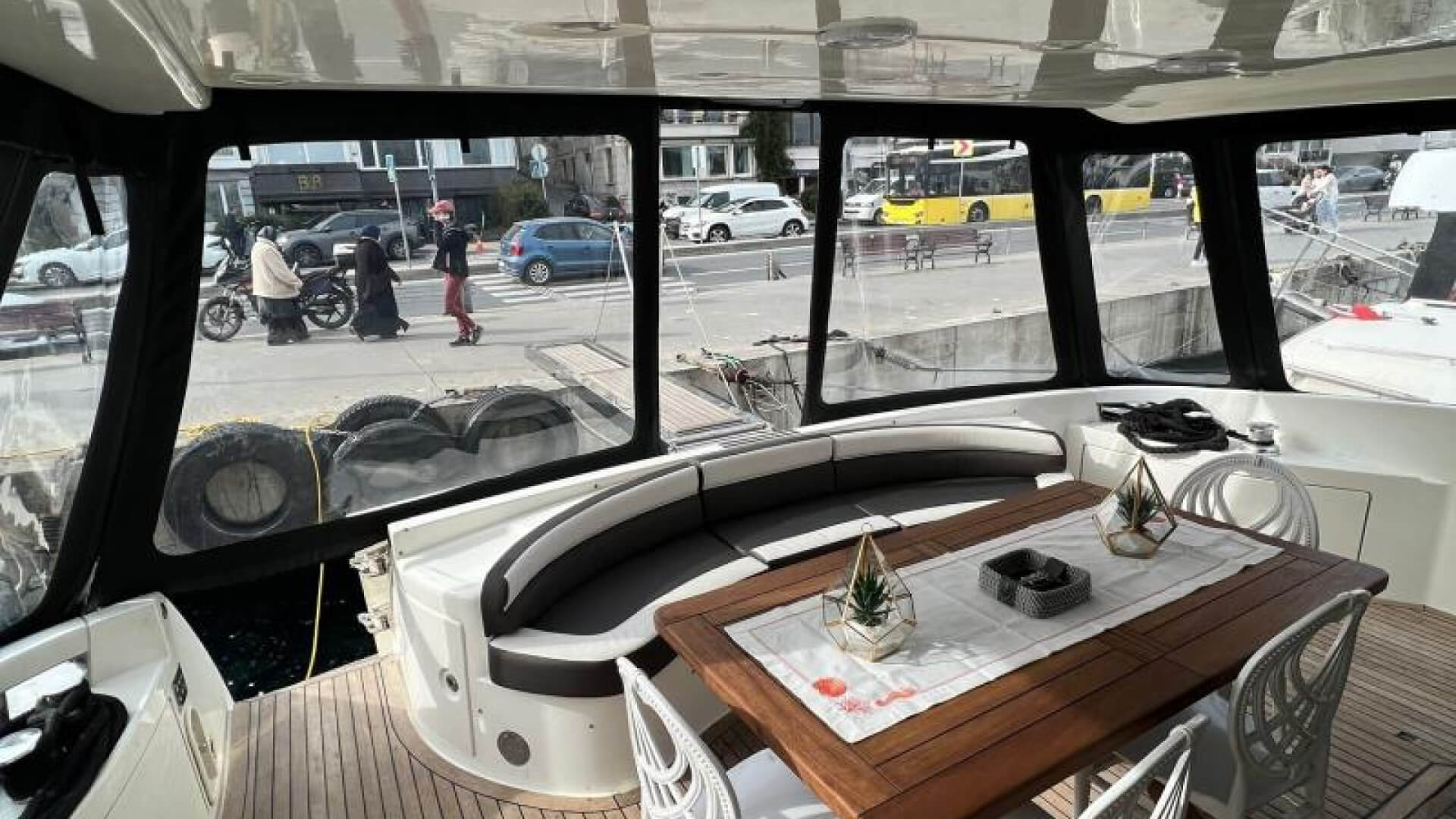 Motoryat Saatlik Kiralama 12 Kişi 20 Metre