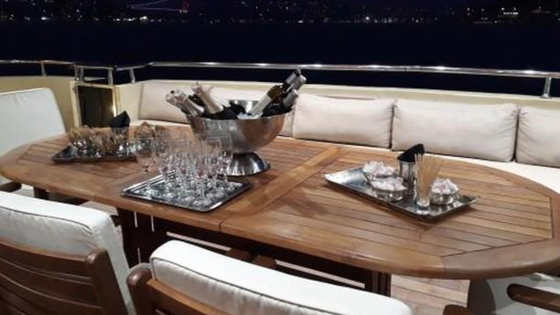 Saatlik Davet teknesi Kiralama 90 Kişilik 24 Metre