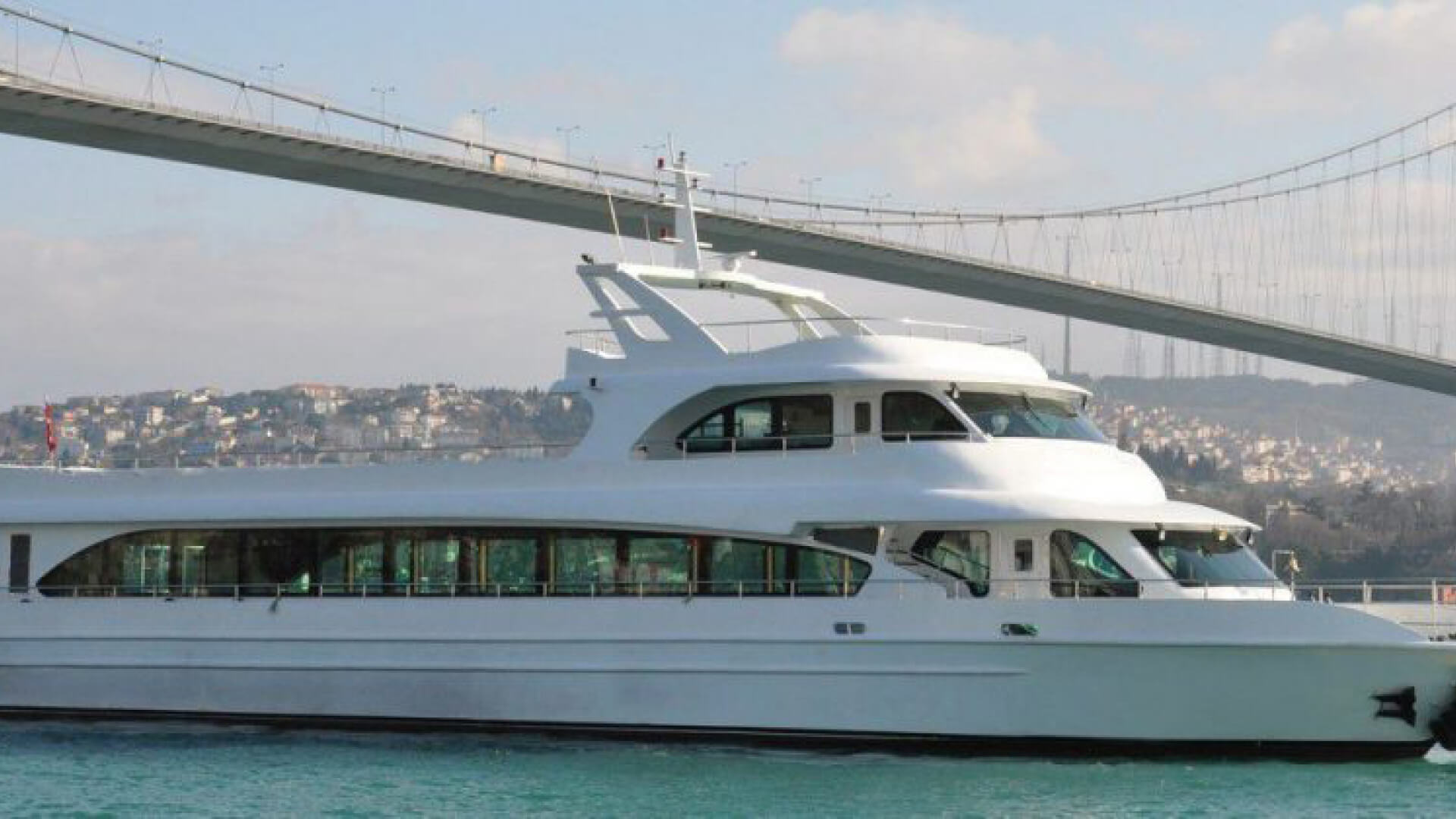 Saatlik Tekne Kiralama 450 Kişilik 40 Metre