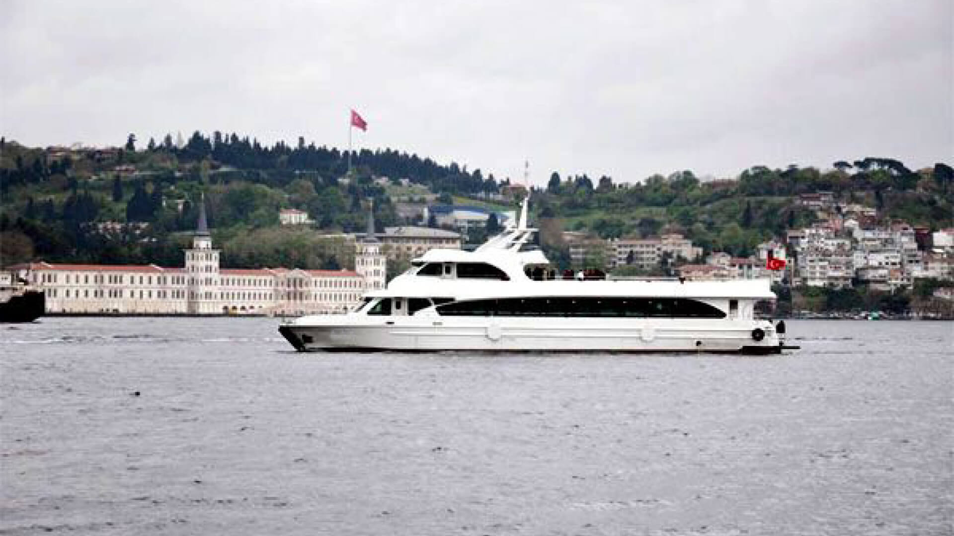 Saatlik Tekne Kiralama 450 Kişilik 40 Metre