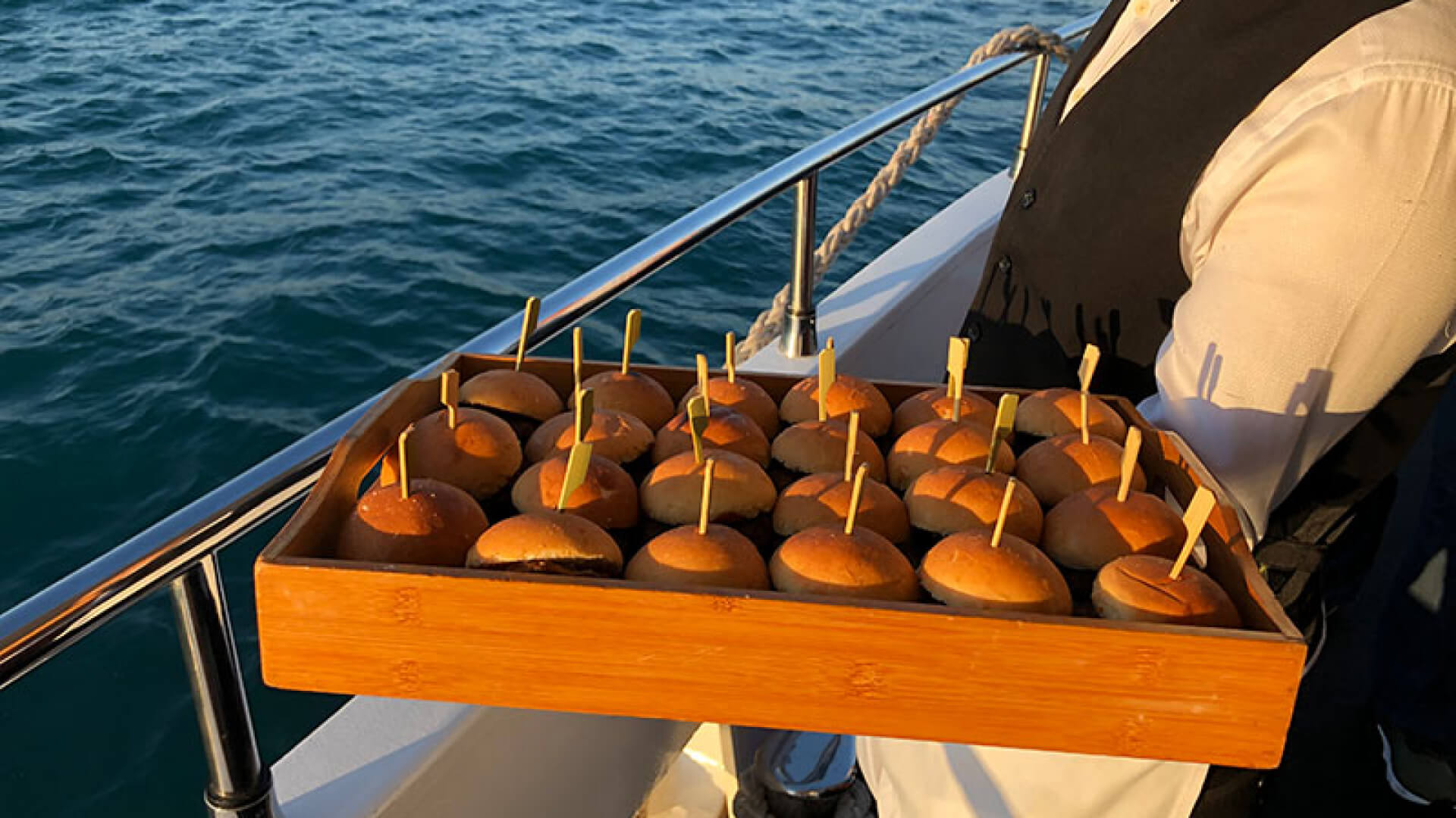 Saatlik Tekne Kiralama 450 Kişilik 40 Metre