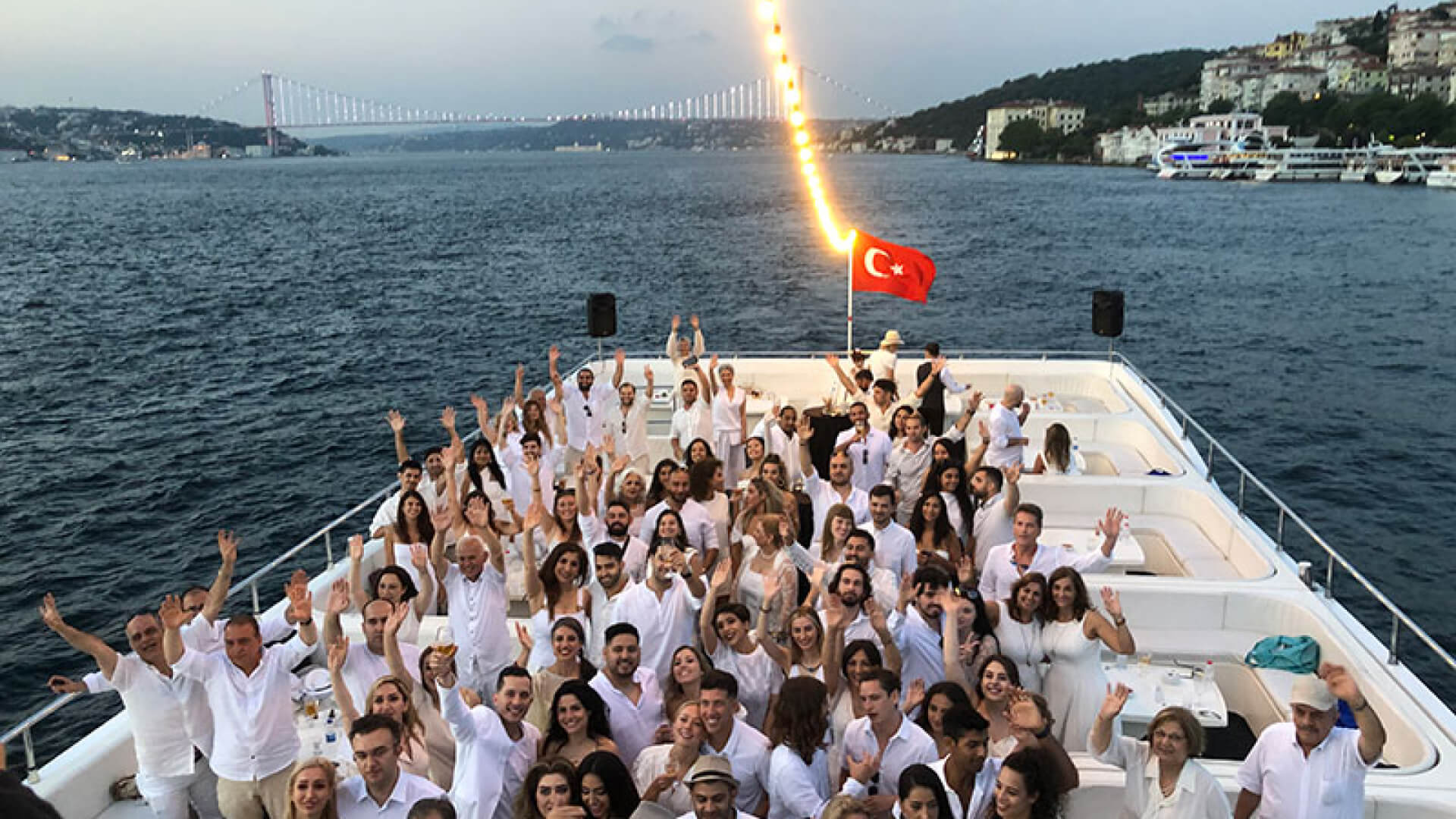 Saatlik Tekne Kiralama 450 Kişilik 40 Metre