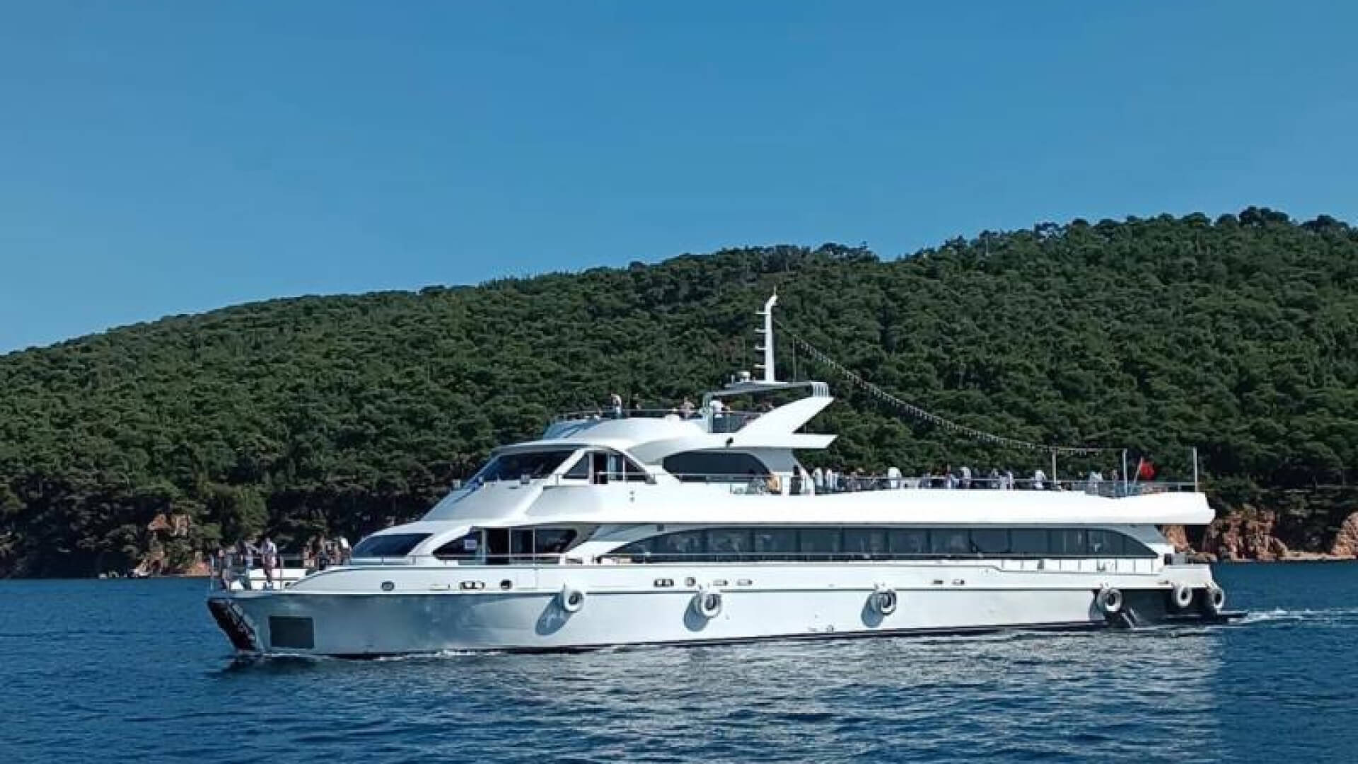 Saatlik Davet Teknesi kiralama 350 Kişi 43 Metre