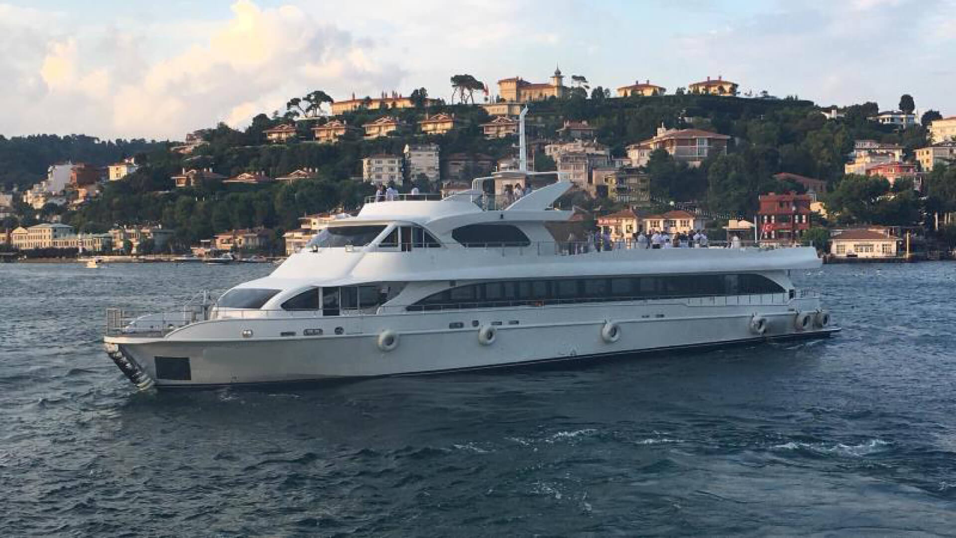 Saatlik Davet Teknesi kiralama 350 Kişi 43 Metre
