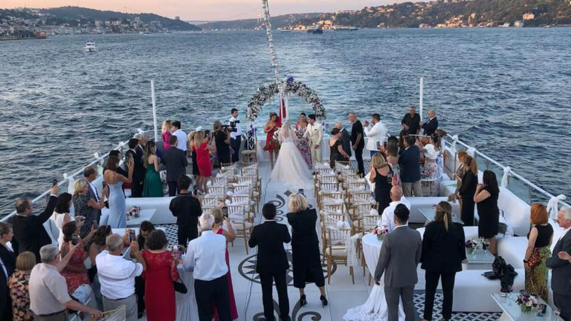 Saatlik Davet Teknesi kiralama 350 Kişi 43 Metre