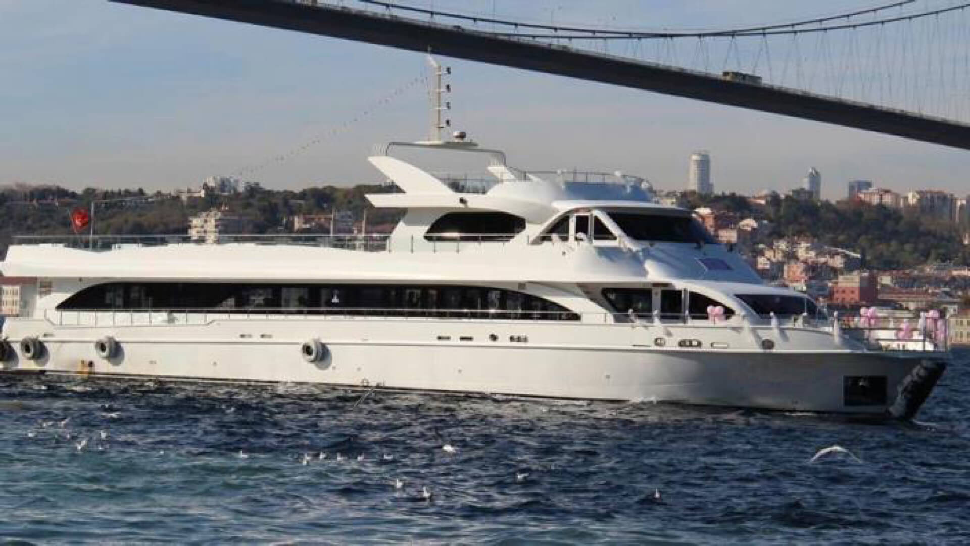 Saatlik Davet Teknesi kiralama 350 Kişi 43 Metre