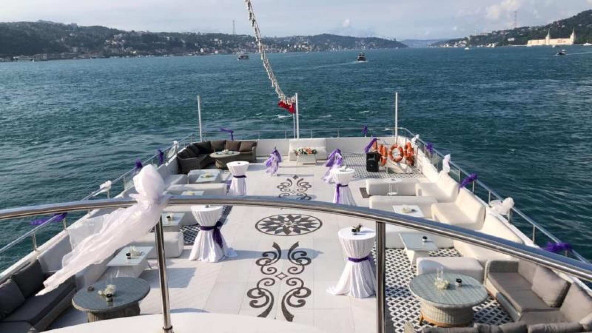 Saatlik Davet Teknesi kiralama 350 Kişi 43 Metre