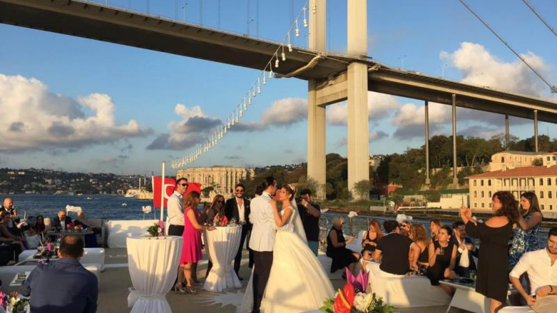 Saatlik Davet Teknesi kiralama 350 Kişi 43 Metre