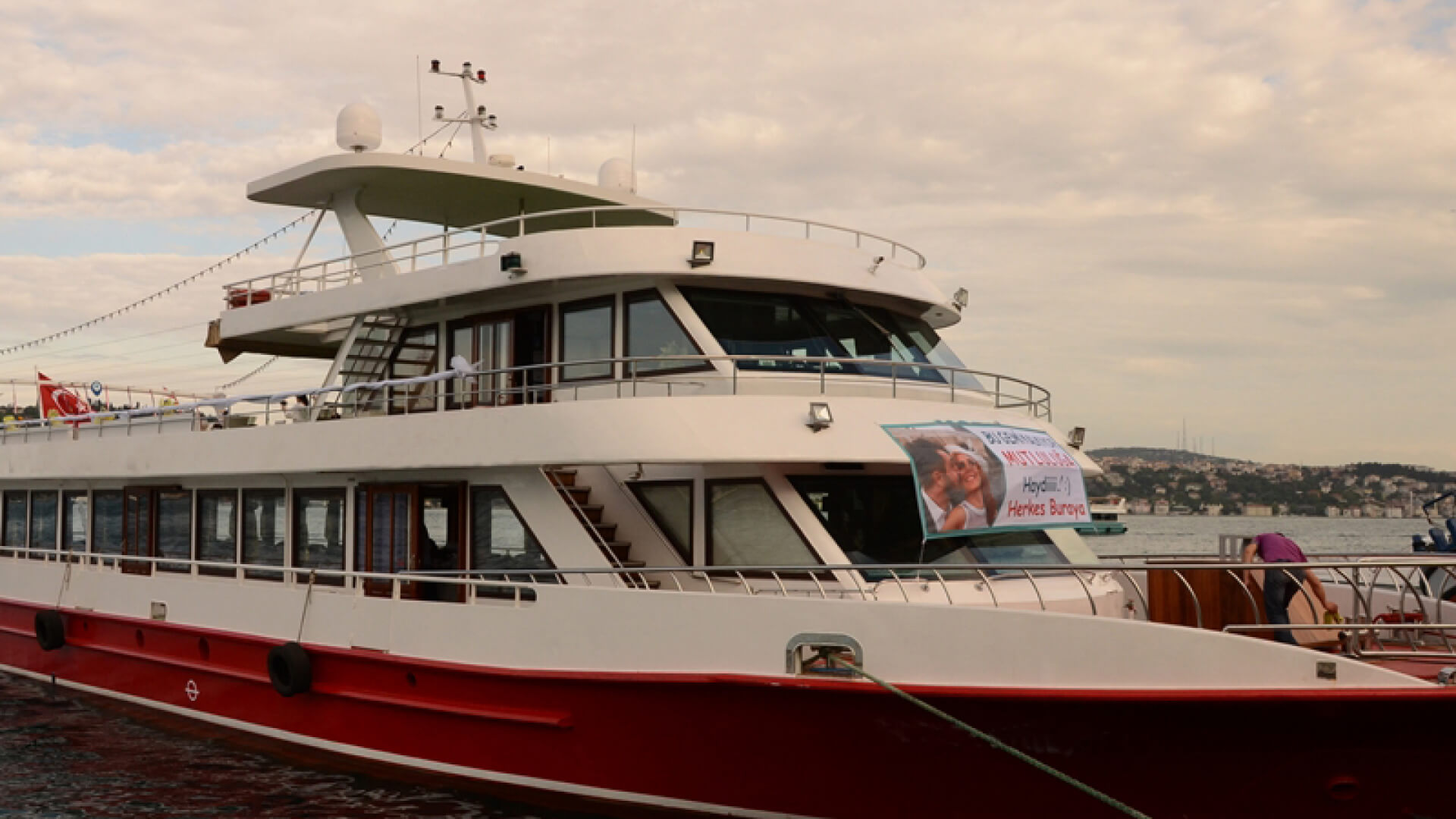 Saatlik Davet Teknesi Kiralama 330 Kişilik 39 Metre