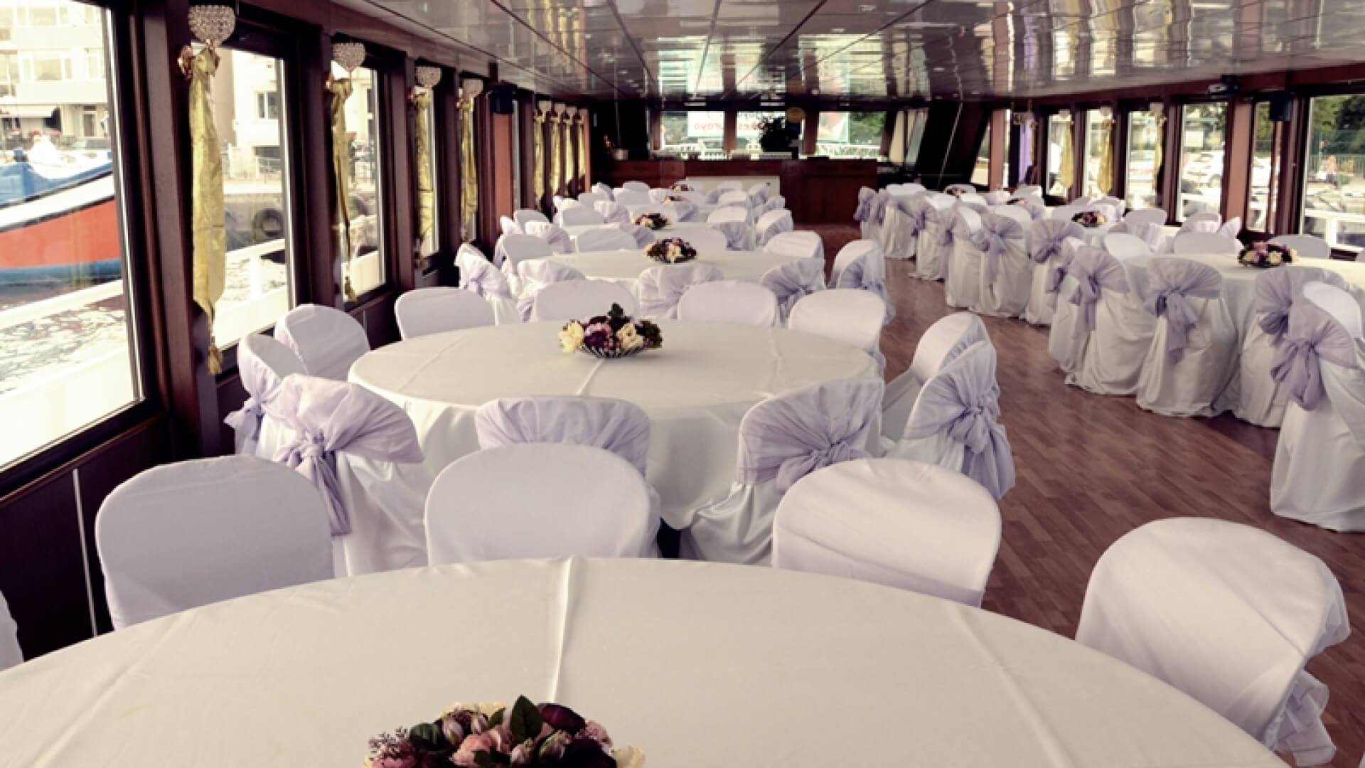 Saatlik Davet Teknesi Kiralama 330 Kişilik 39 Metre