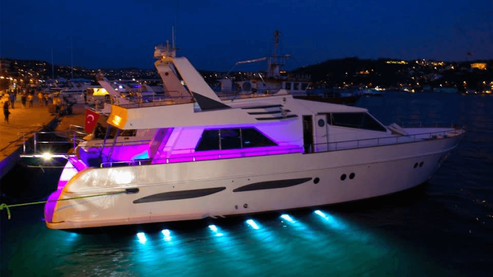 Saatlik İstanbul Boğaz turu 25 Kişilik 20 Metre