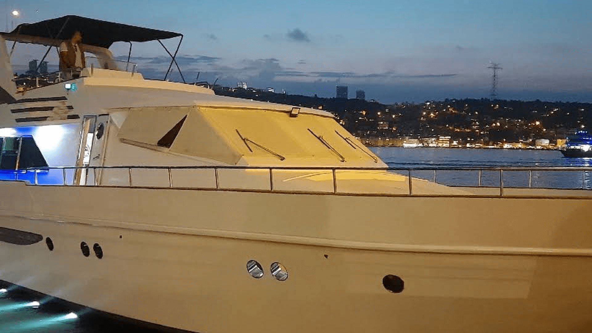 Saatlik İstanbul Boğaz turu 25 Kişilik 20 Metre