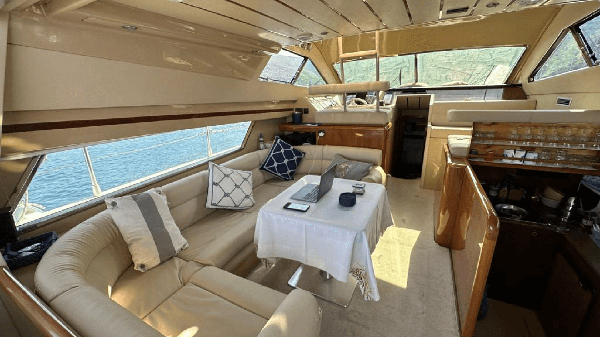Saatlik istanbul Boğaz Turu Motoryat Kiralama 6 Kişilik 15 Metre