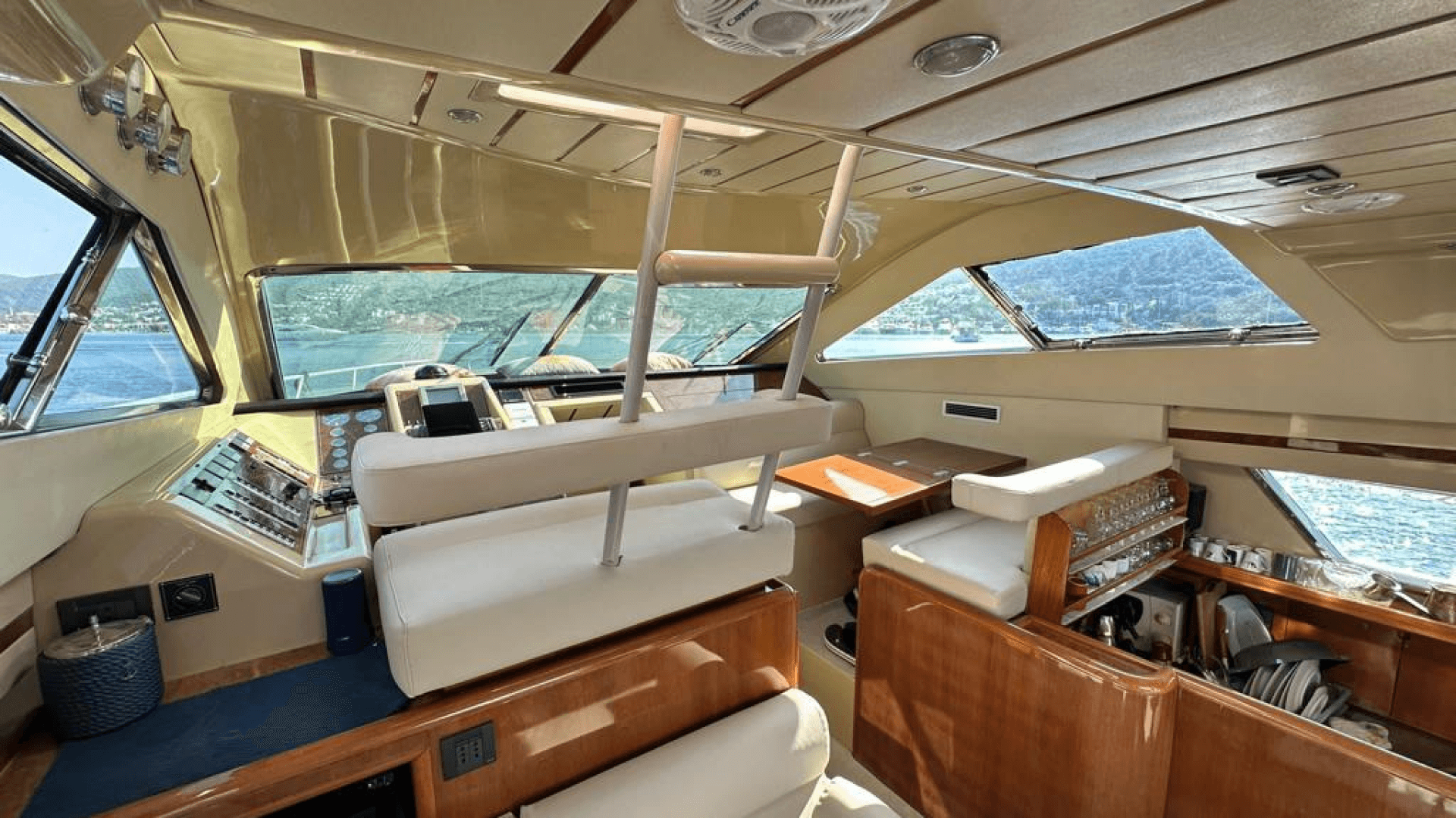 Saatlik istanbul Boğaz Turu Motoryat Kiralama 6 Kişilik 15 Metre